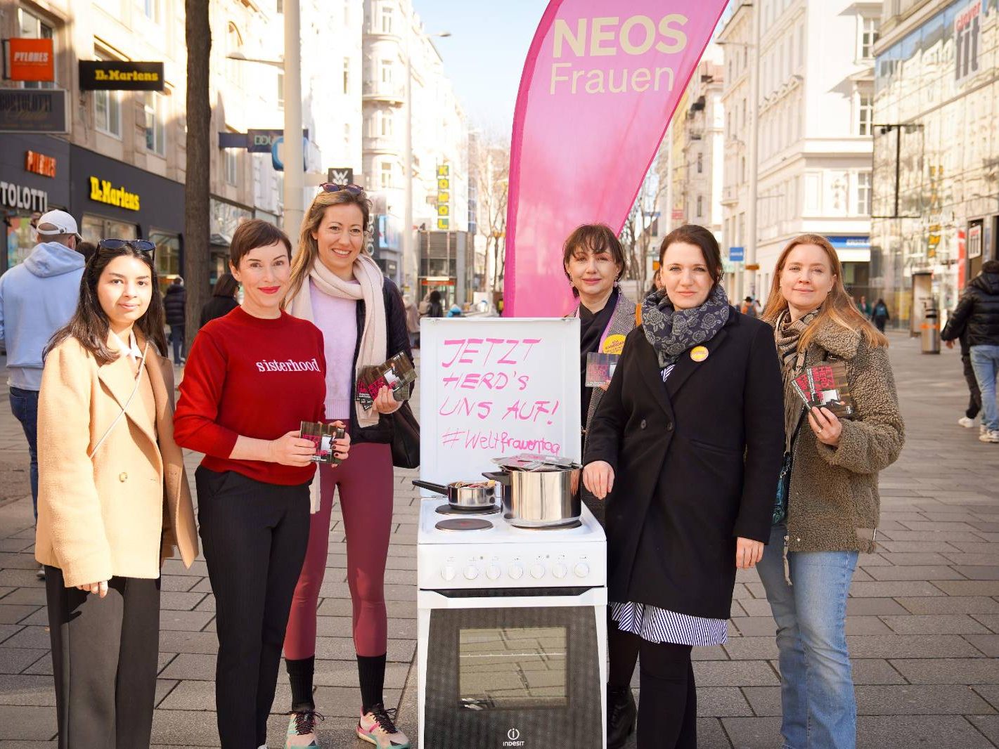 NEOS-Medienaktion mit Herd auf Mariahilfer Straße in Wien. NEOS-Medienaktion mit Herd auf Mariahilfer Straße in Wien.