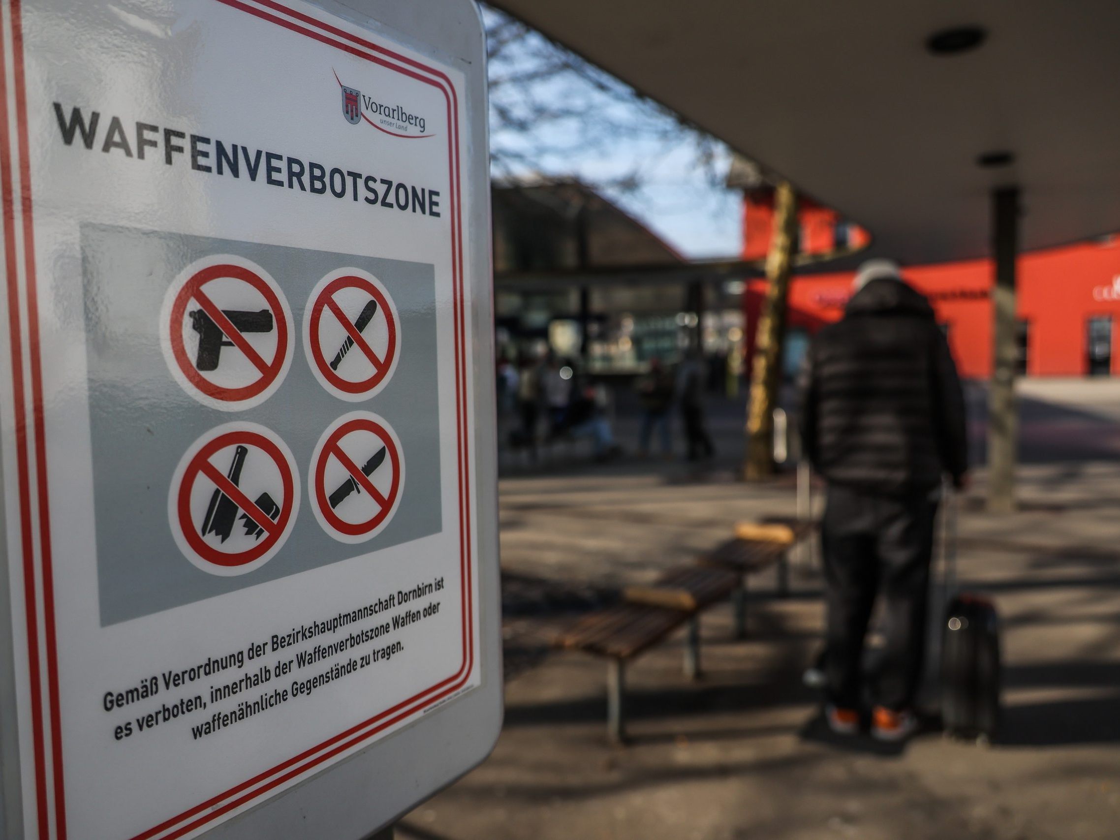 Seit rund einem Monat gilt rund um den Bahnhof in Dornbirn ein Waffenverbot. Seit rund einem Monat gilt rund um den Bahnhof in Dornbirn ein Waffenverbot.