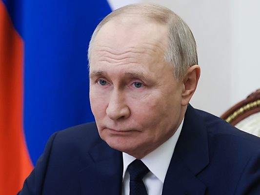 Kreml-Chef Putin lässt sich Zeit mit Antwort auf Waffenruhe-Vorschlag.