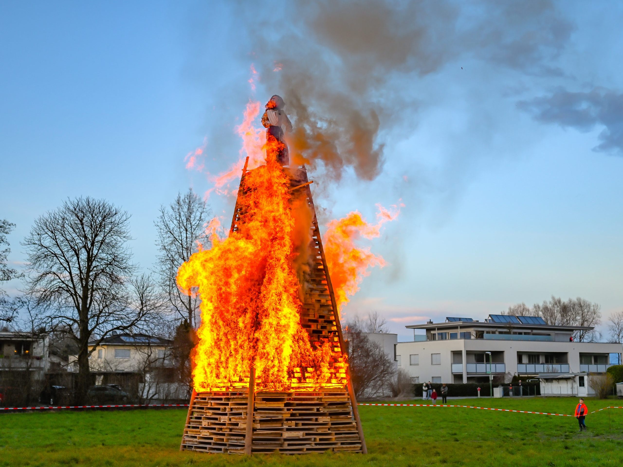 Mit einem Tag Verspätung brannte der Mäderer Funken am Montag lichterloh. Mit einem Tag Verspätung brannte der Mäderer Funken am Montag lichterloh.
