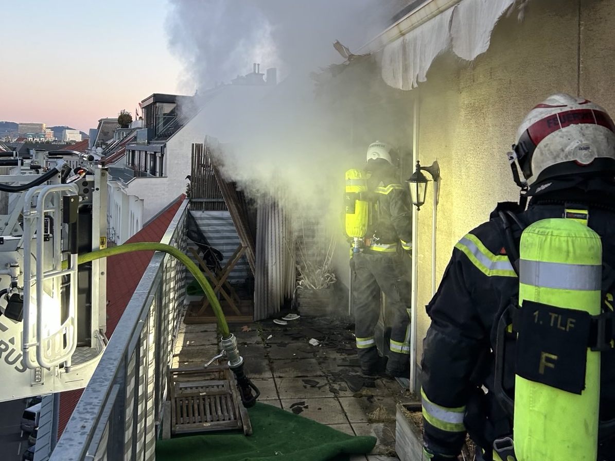 Feuerwehreinsatz bei einem Zimmerbrand in Wien-Landstraße. Feuerwehreinsatz bei einem Zimmerbrand in Wien-Landstraße.