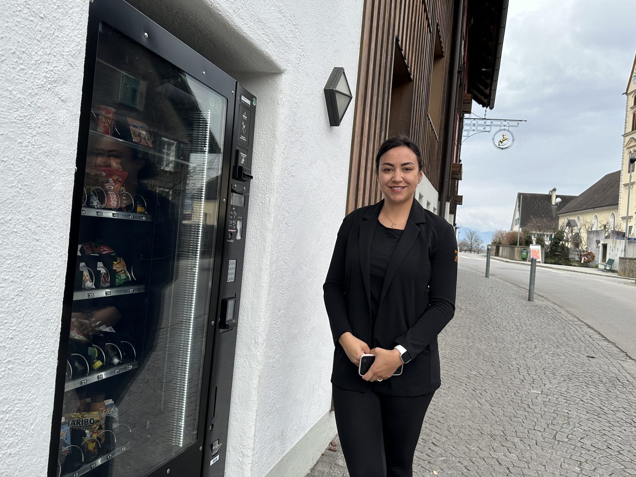 Riccarda Borg vor dem Verkaufsautomaten. Er sorgt für Diskussionen. Riccarda Borg vor dem Verkaufsautomaten. Er sorgt für Diskussionen.