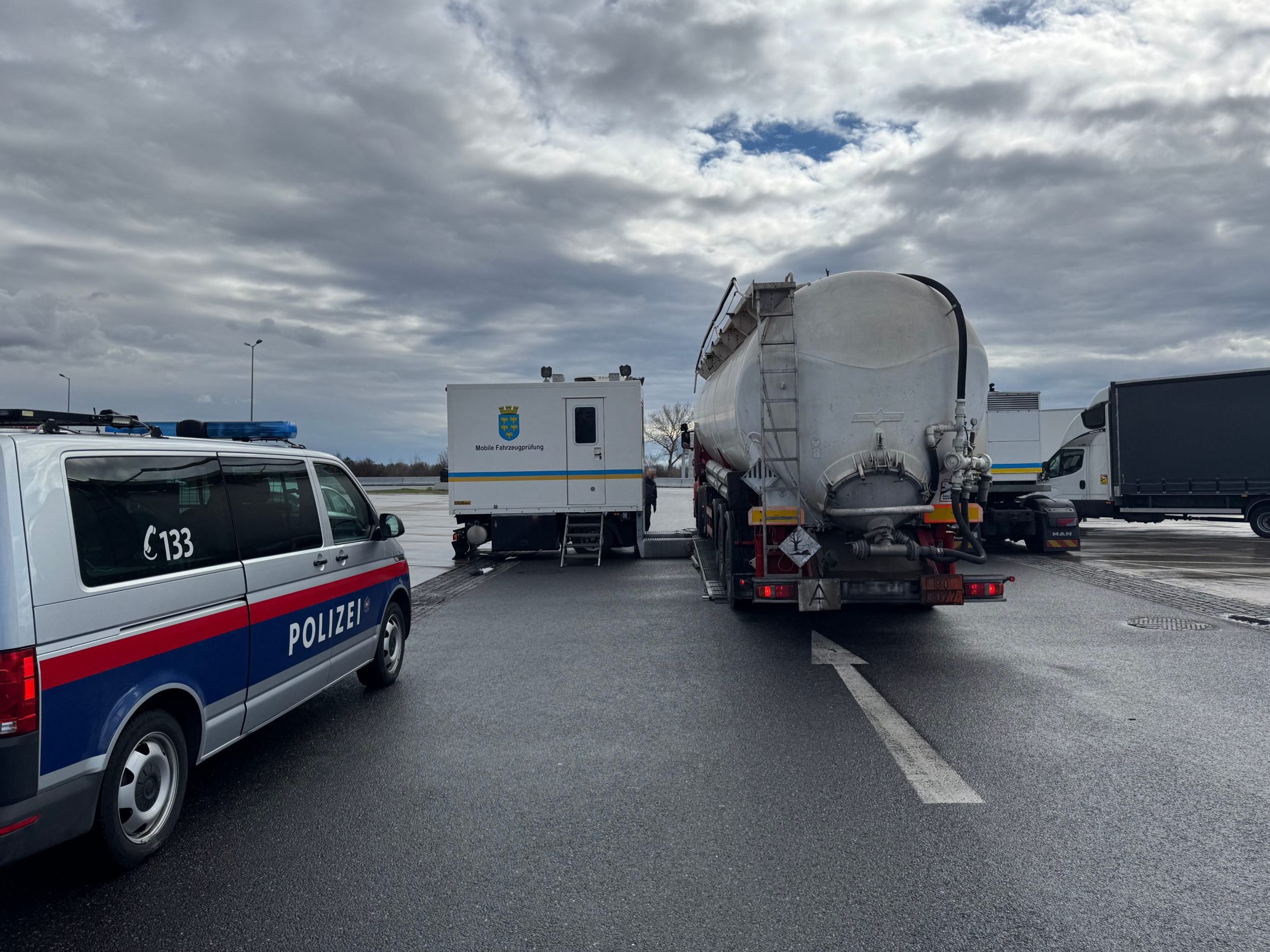 Der Fahrzeuglenker und der Zulassungsbesitzer werden der Bezirksverwaltungsbehörde angezeigt. Der Fahrzeuglenker und der Zulassungsbesitzer werden der Bezirksverwaltungsbehörde angezeigt.