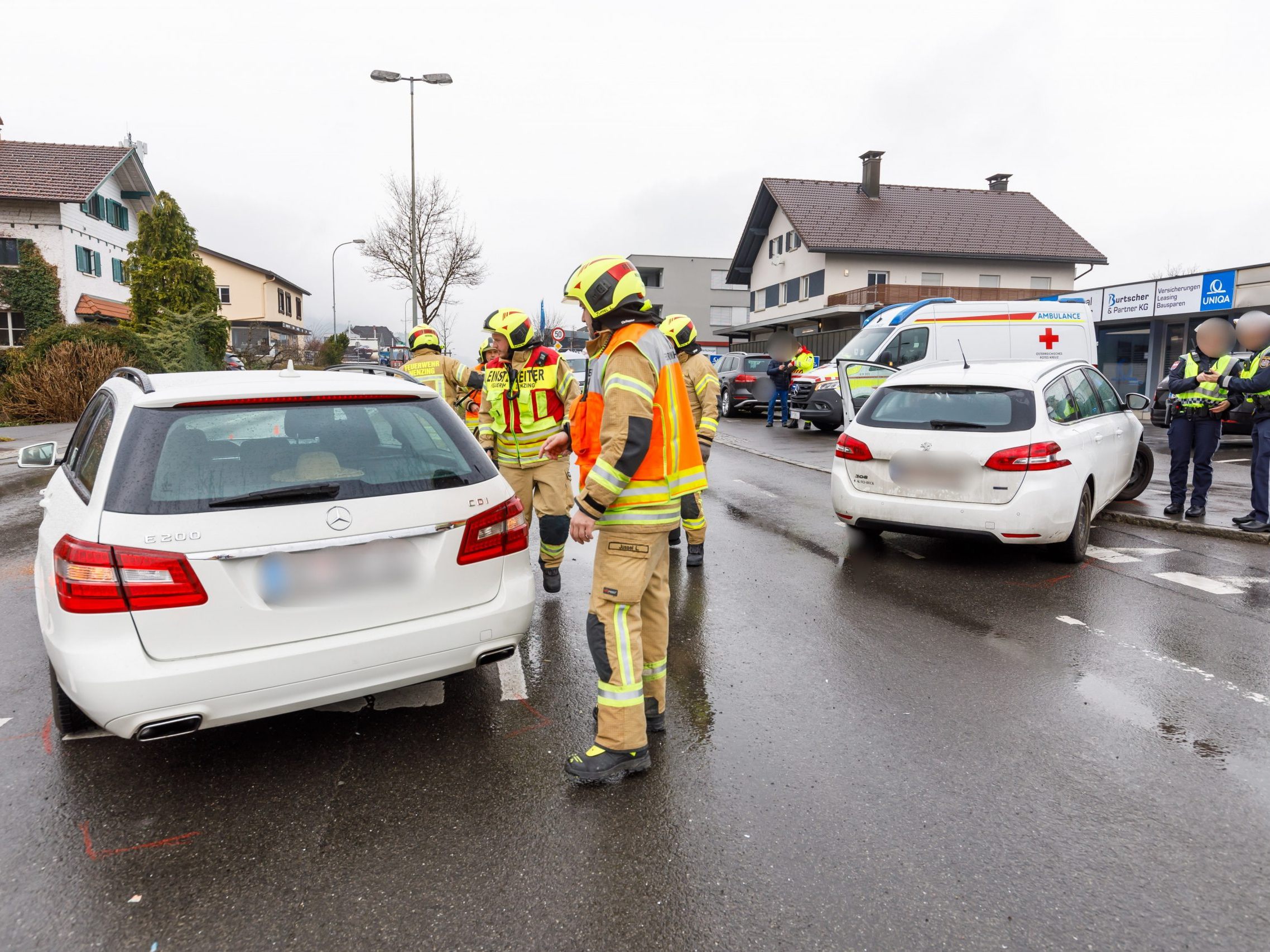 Bei dem Unfall wurden zwei Personen verletzt.
