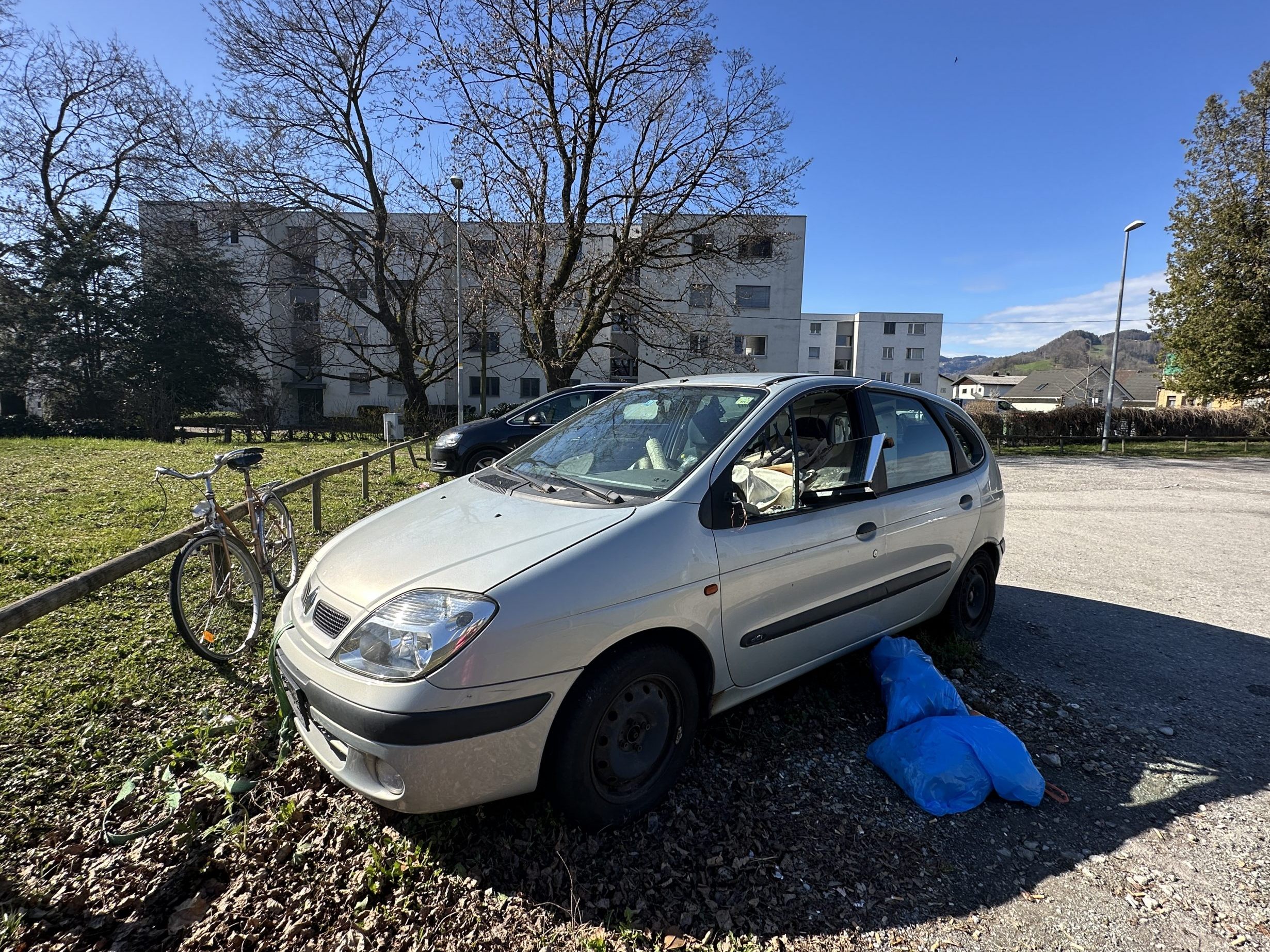 Das Schrottauto steht auch einen Monat später noch da. Das Schrottauto steht auch einen Monat später noch da.