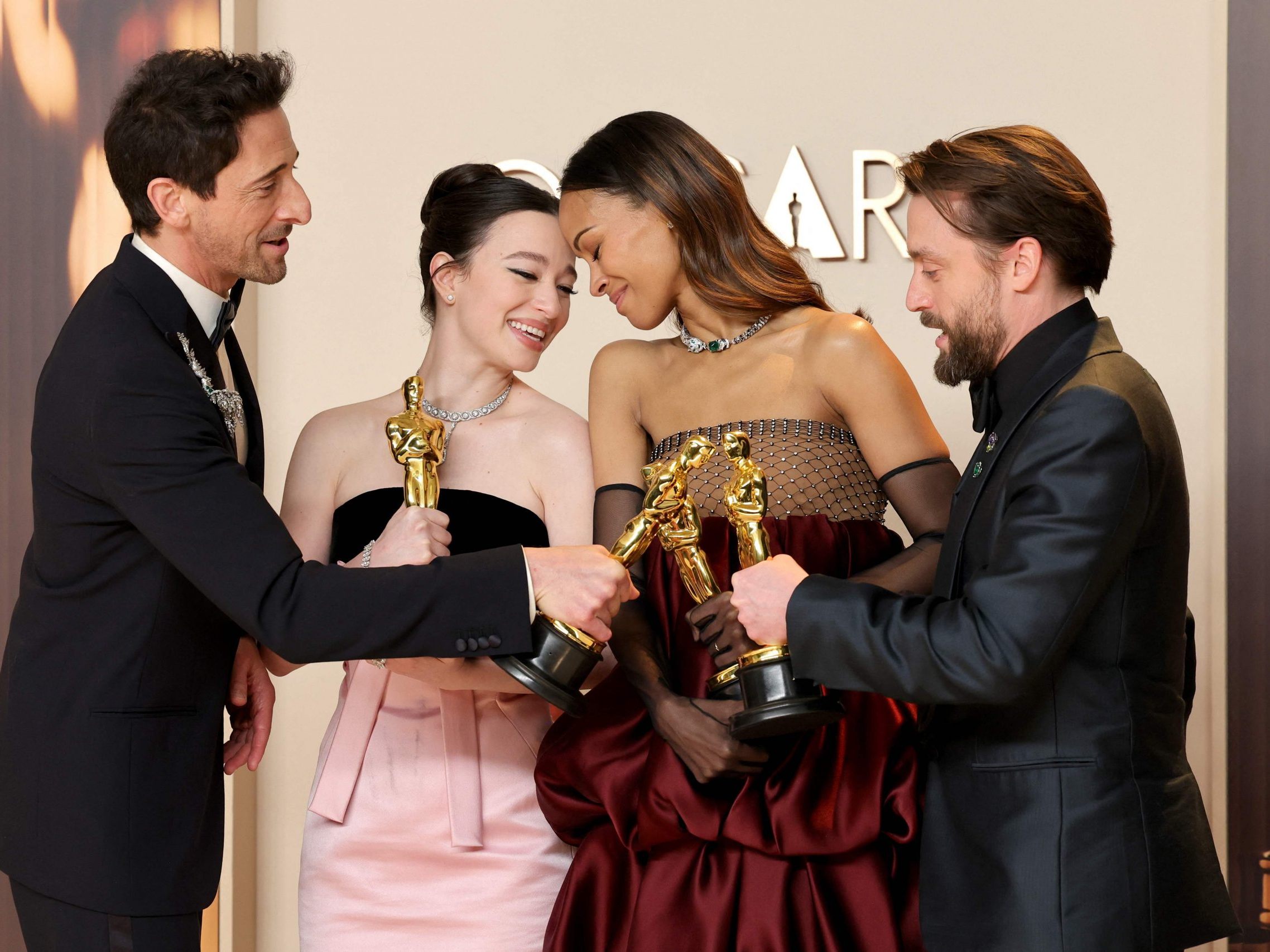 Adrien Brody, Gewinner des Preises für den besten Hauptdarsteller für „The Brutalist“, Mikey Madison, Gewinnerin des Preises für die beste Hauptdarstellerin für „Anora“, Zoe Saldana, Gewinnerin des Preises für die beste Nebendarstellerin für „Emilia Pérez“ und Kieran Culkin, Gewinner des Preises für den besten Nebendarsteller für „A Real Pain“. Adrien Brody, Gewinner des Preises für den besten Hauptdarsteller für „The Brutalist“, Mikey Madison, Gewinnerin des Preises für die beste Hauptdarstellerin für „Anora“, Zoe Saldana, Gewinnerin des Preises für die beste Nebendarstellerin für „Emilia Pérez“ und Kieran Culkin, Gewinner des Preises für den besten Nebendarsteller für „A Real Pain“.