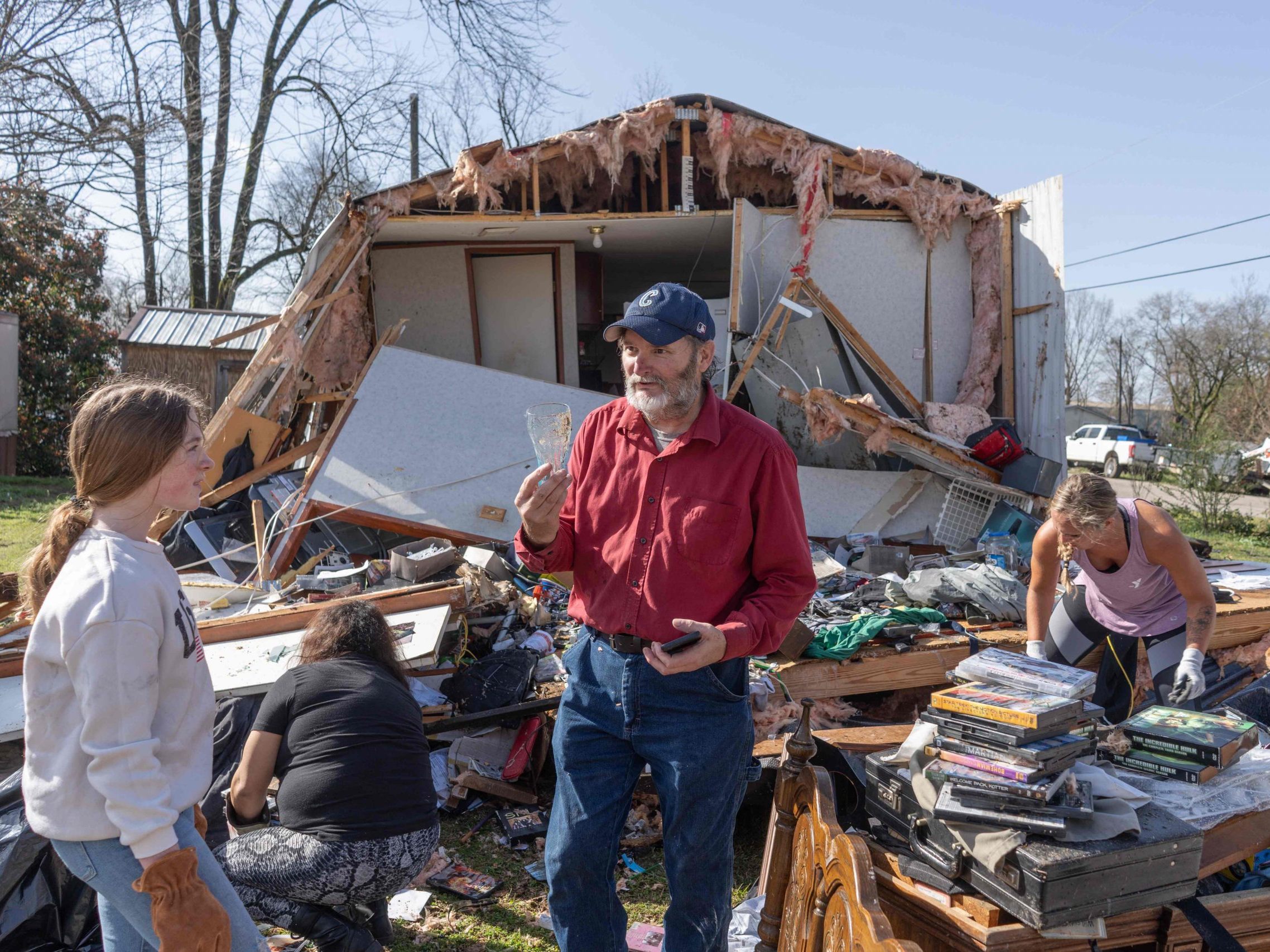 Betroffene der Unwetter in den USA räumen die Trümmer ihrer zerstörten Häuser auf. Betroffene der Unwetter in den USA räumen die Trümmer ihrer zerstörten Häuser auf.