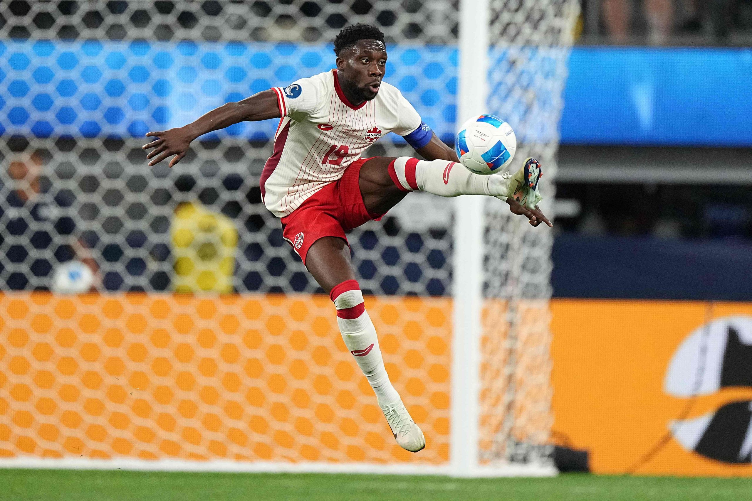 Der kanadische Nationalspieler Alphonso Davies hat sich in einem Spiel gegen die USA schwer verletzt.