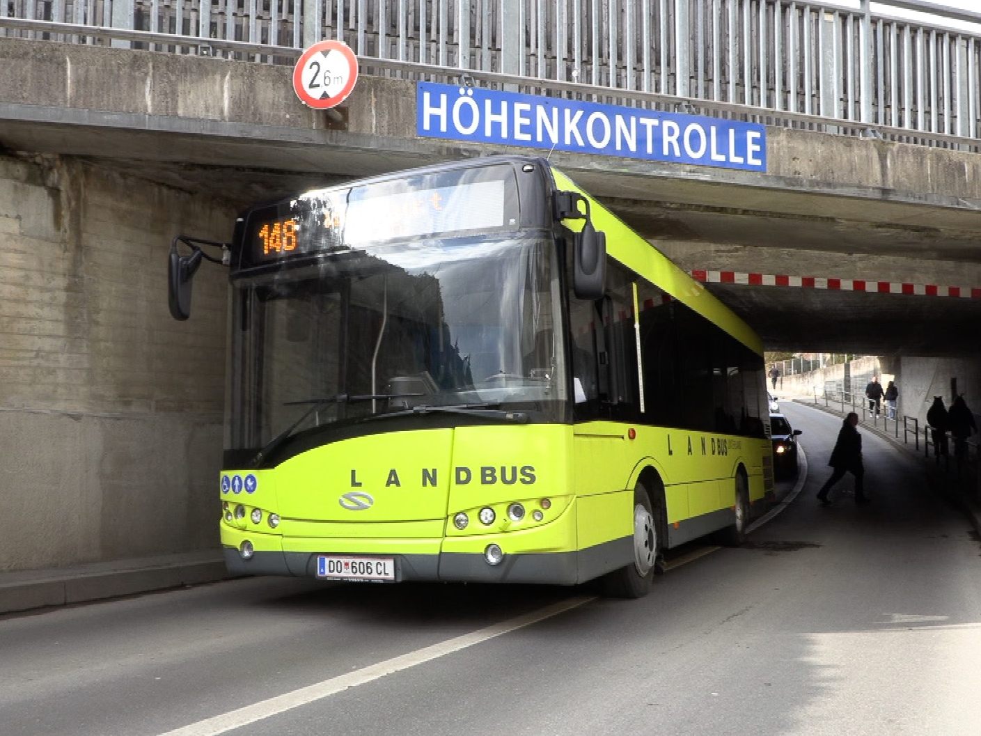 Bus bleibt in Unterführung stecken