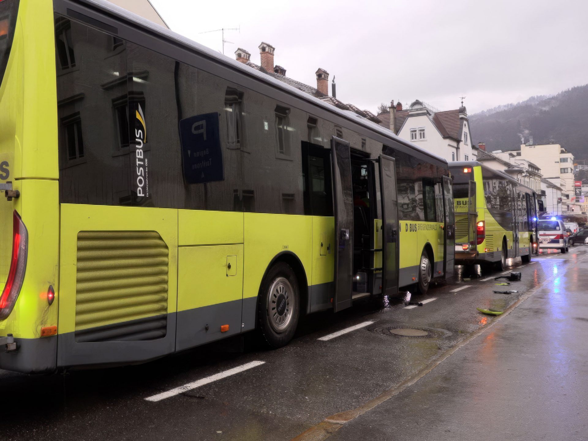 Beim Zusammenstoß zweier Landbusse vor dem Landhaus in Bregenz sind am Donnerstag mehrere Menschen verletzt worden.