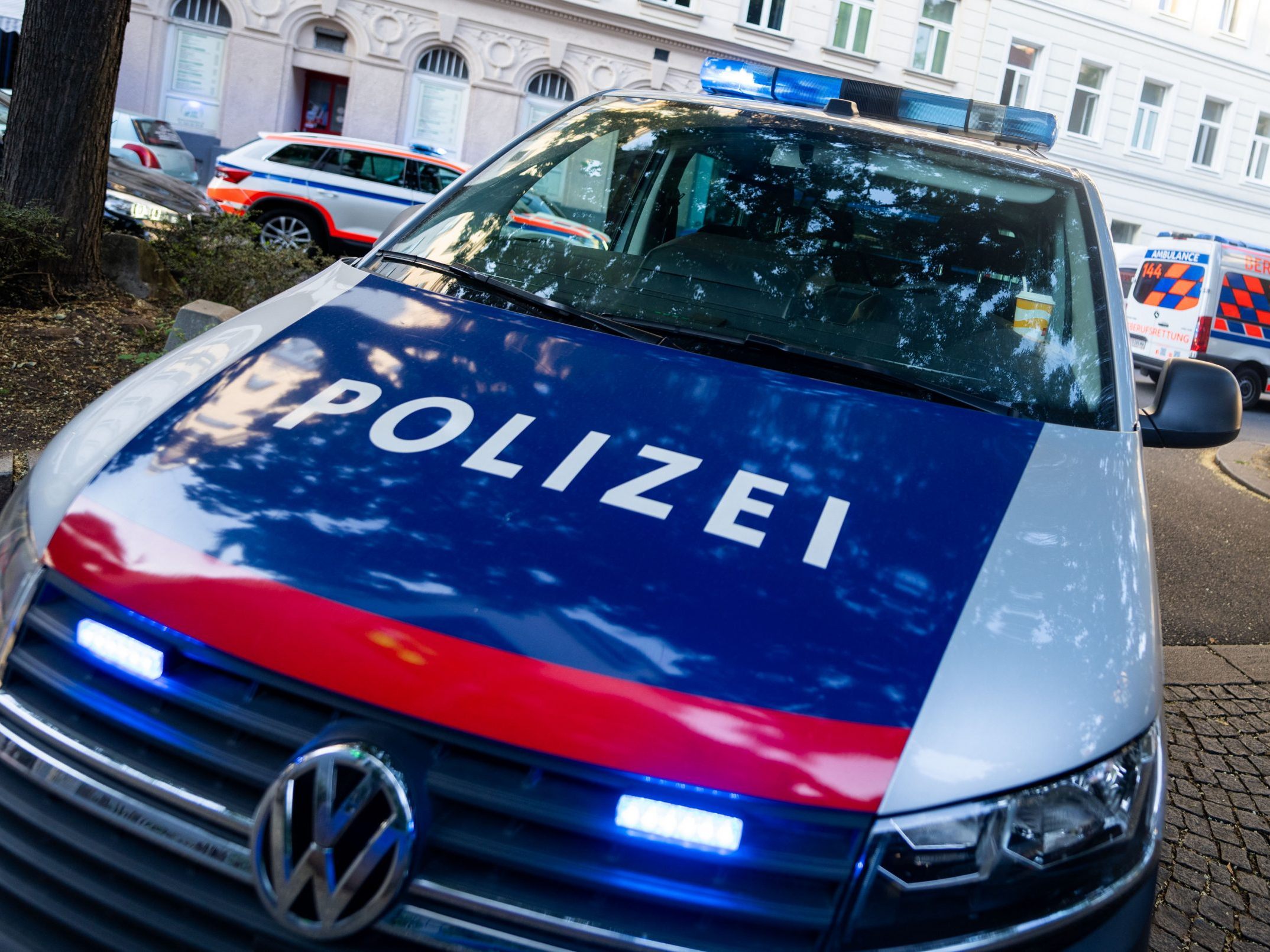 Die Polizei fahndet nach dem flüchtigen Lenker.