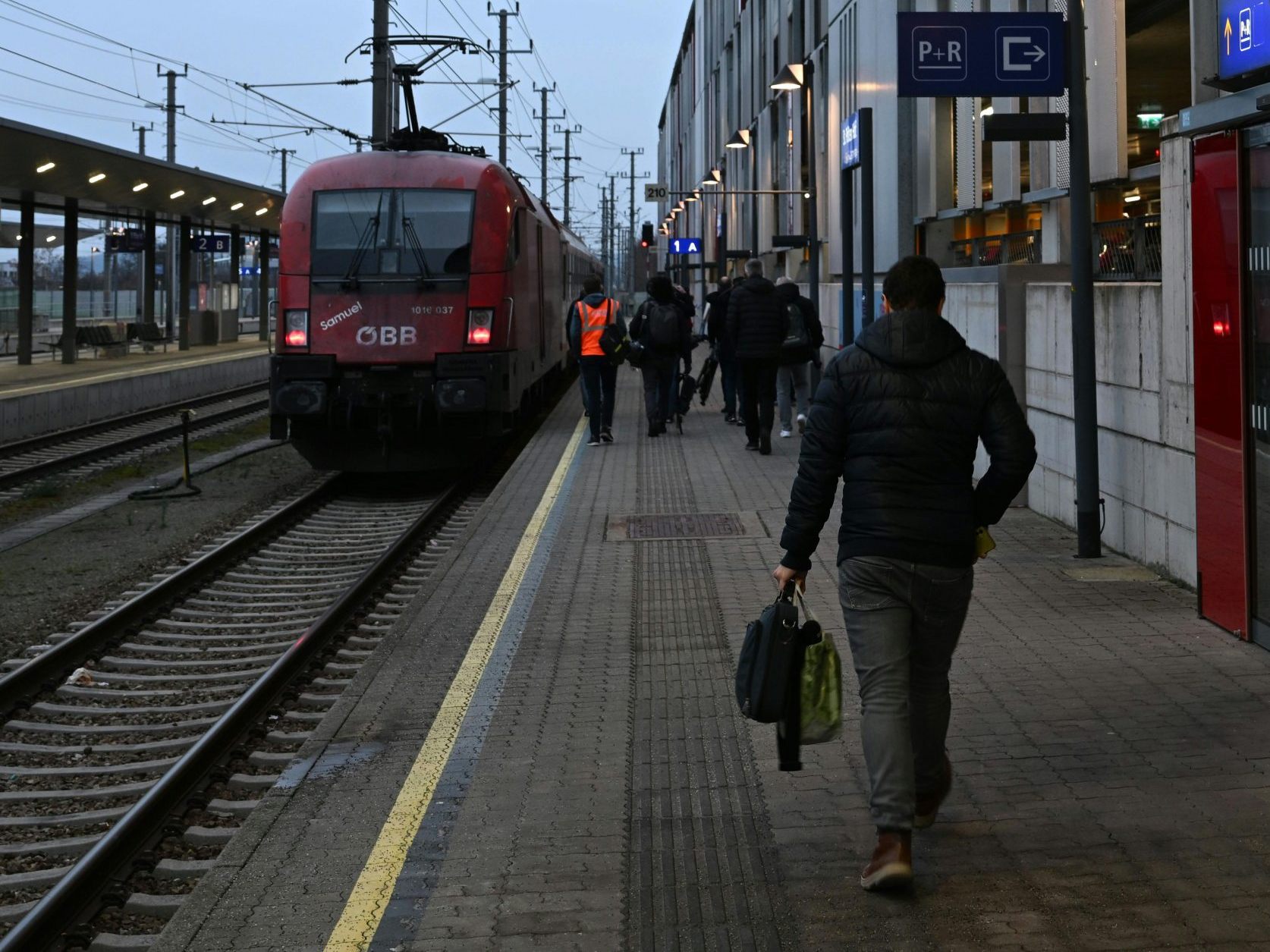 Beim Bahnhof Tullnerfeld kam es zu einem tödlichen Unfall. Beim Bahnhof Tullnerfeld kam es zu einem tödlichen Unfall.