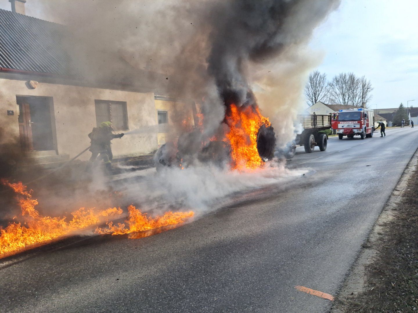 Beim Brand wurden ein Haus und ein Auto beschädigt.