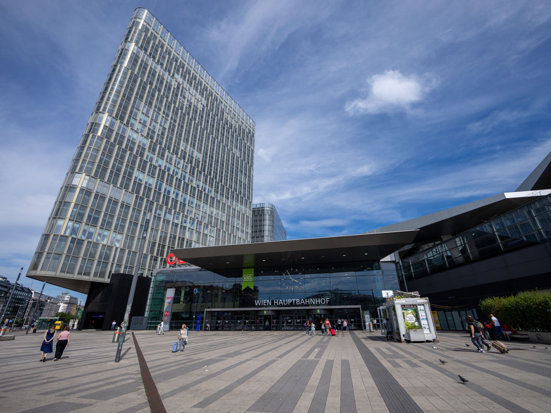 In einem Schließfach am Wiener Hauptbahnhof konnten die Beamten Baumaschinen und Ausweise sicherstellen. In einem Schließfach am Wiener Hauptbahnhof konnten die Beamten Baumaschinen und Ausweise sicherstellen.