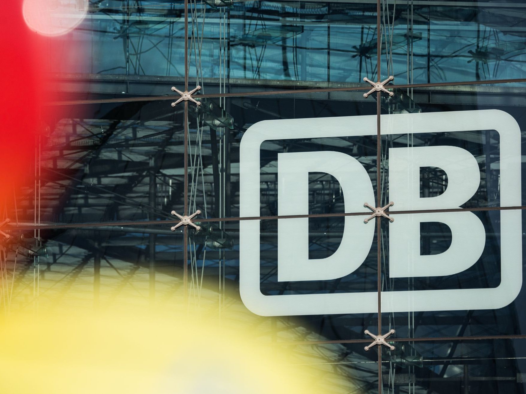 Die Deutsche Bahn investiert massiv in die Erneuerung ihres Streckennetztes. Das hat auch Auswirkungen auf die ÖBB. Die Deutsche Bahn investiert massiv in die Erneuerung ihres Streckennetztes. Das hat auch Auswirkungen auf die ÖBB.
