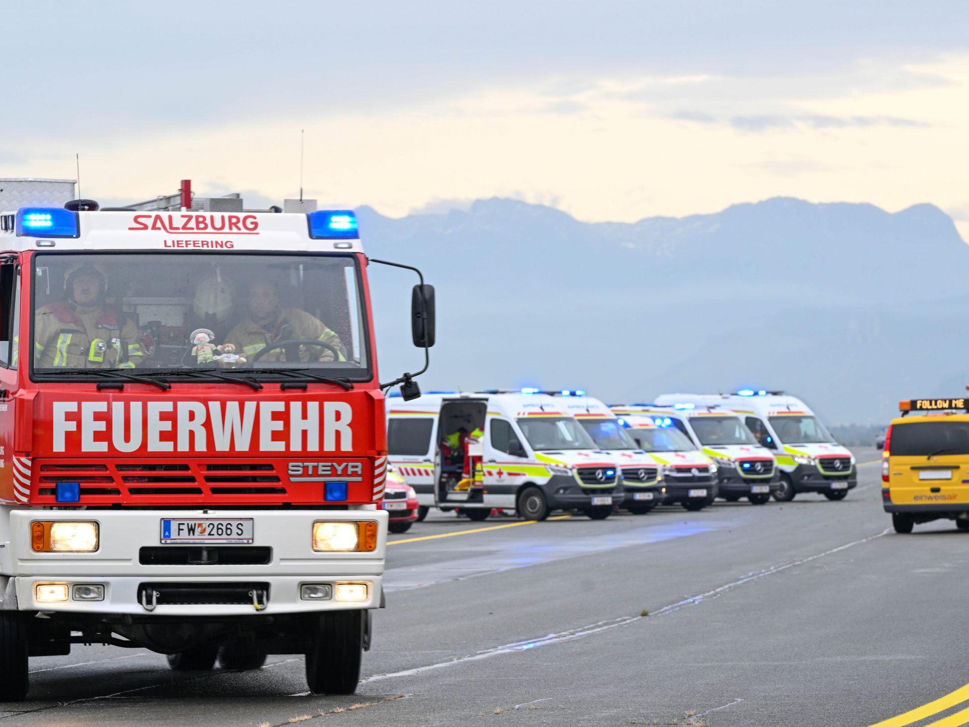 Das Flugzeug stürzte bei einer Zwischenlandung ab.