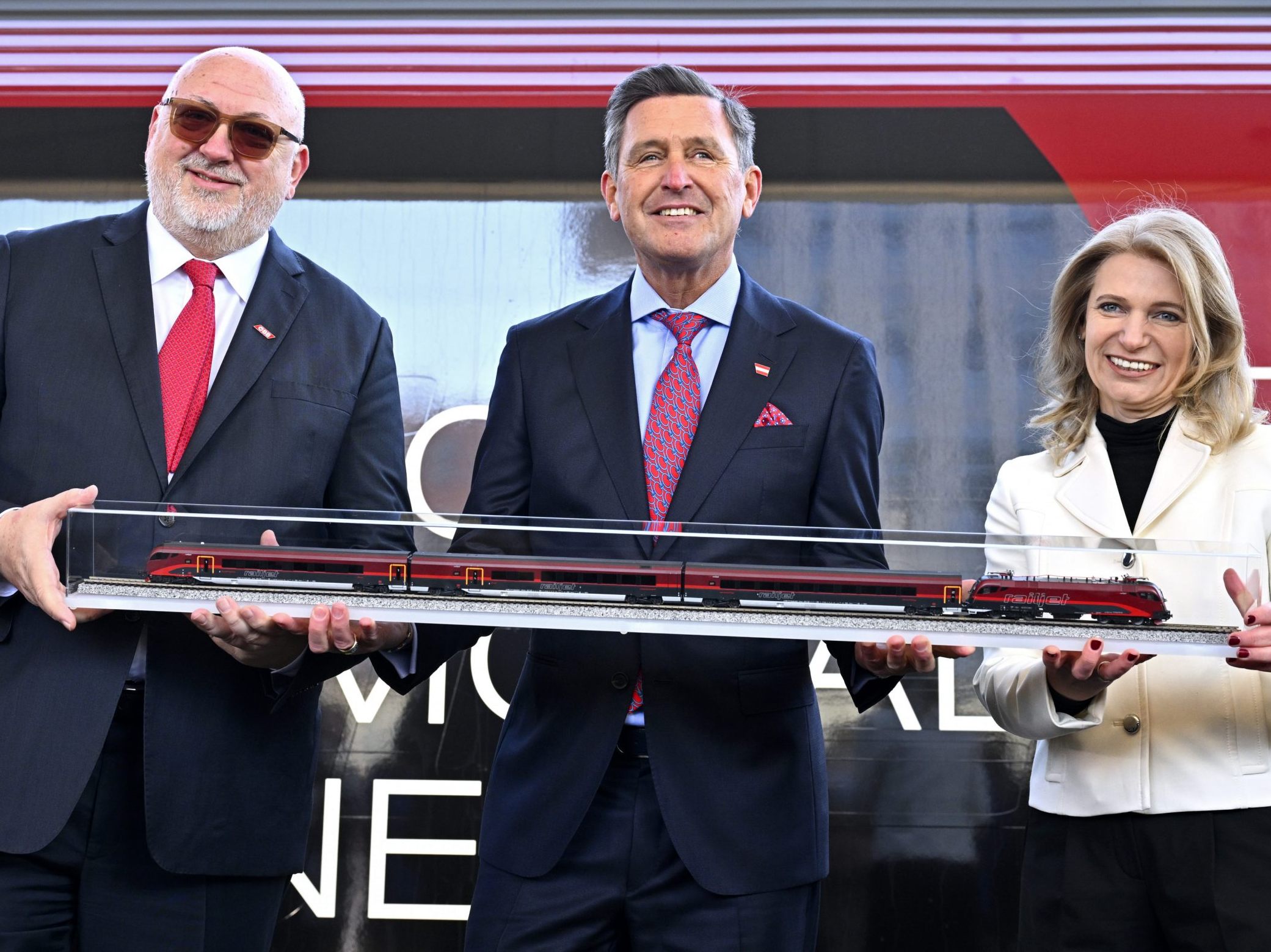 ÖBB und AUA weiten die Partnerschaft auf die Star Alliance aus. ÖBB und AUA weiten die Partnerschaft auf die Star Alliance aus.