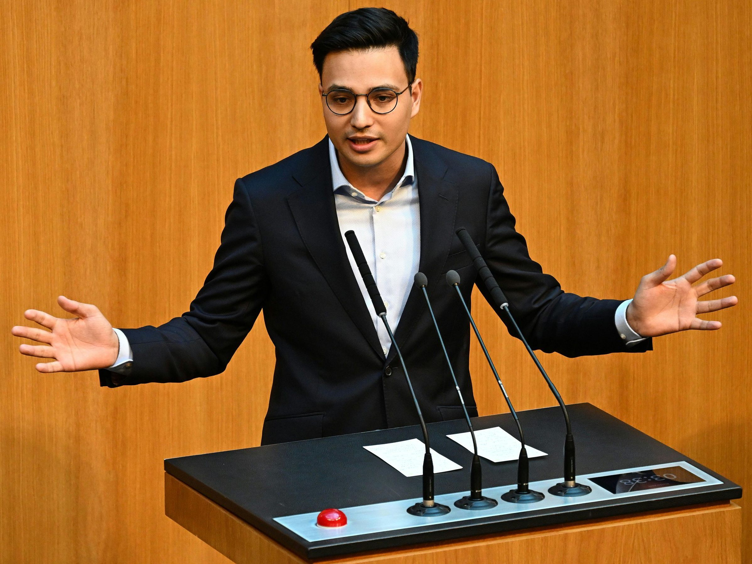 Neuer NEOS-Klubchef Shetty bringt U-Ausschuss-Erfahrung mit. Neuer NEOS-Klubchef Shetty bringt U-Ausschuss-Erfahrung mit.