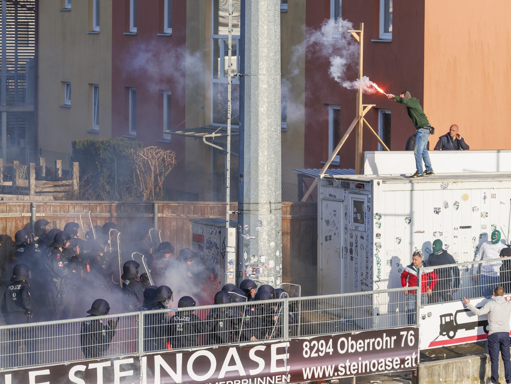 Die Polizisten wurden mit diversen Wurfgegenständen attackiert. Die Polizisten wurden mit diversen Wurfgegenständen attackiert.