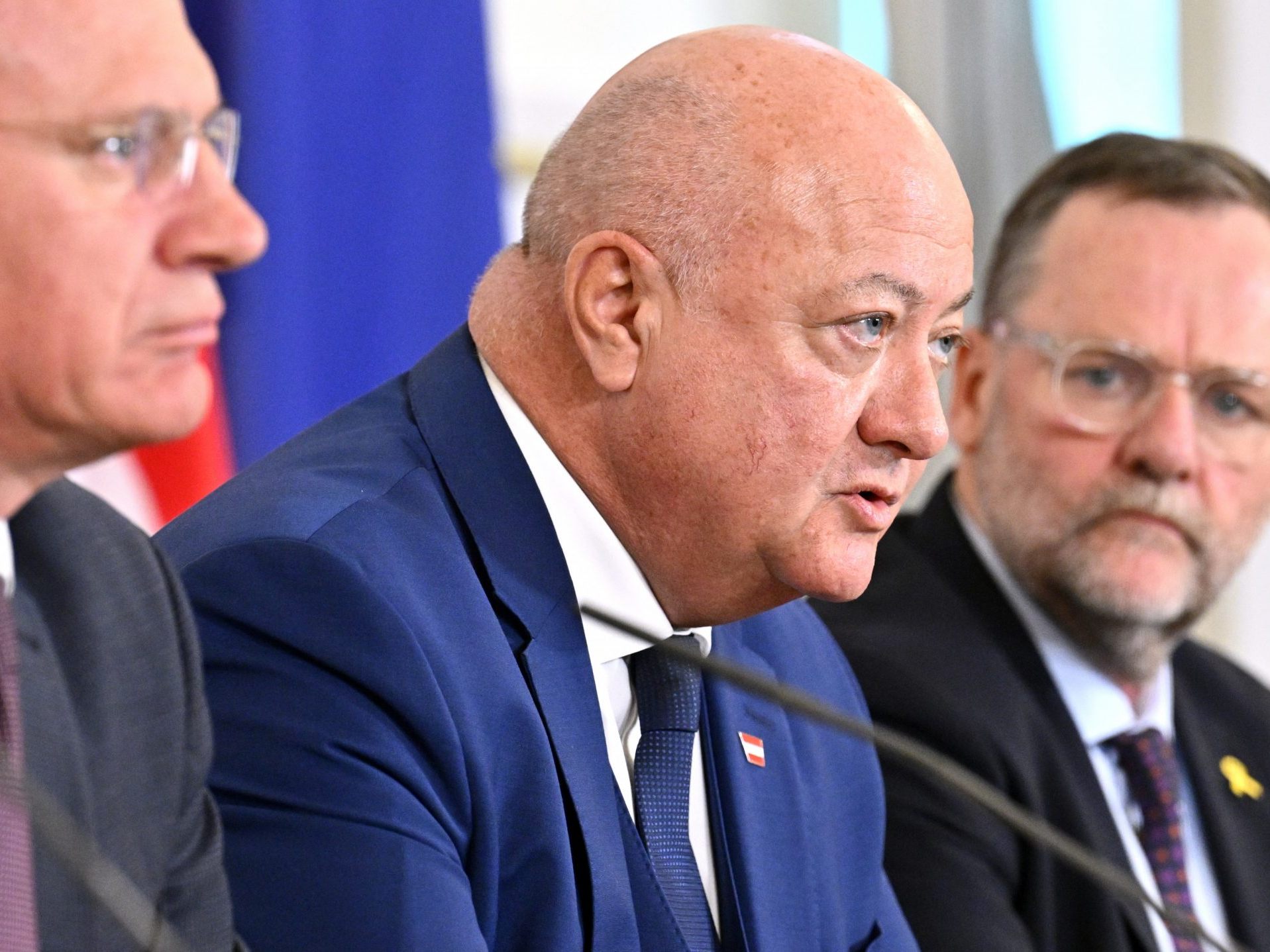 Innenminister Gerhard Karner (ÖVP), Bundeskanzler Christian Stocker (ÖVP) und Staatssekretär Josef Schellhorn (NEOS, von links). Innenminister Gerhard Karner (ÖVP), Bundeskanzler Christian Stocker (ÖVP) und Staatssekretär Josef Schellhorn (NEOS, von links).