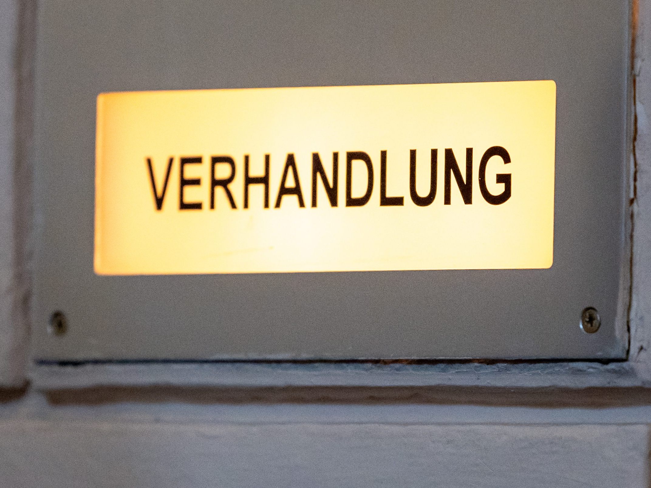 Prozess gegen einen Kärntner nach Bombendrohungen aus dem Gefängnis.