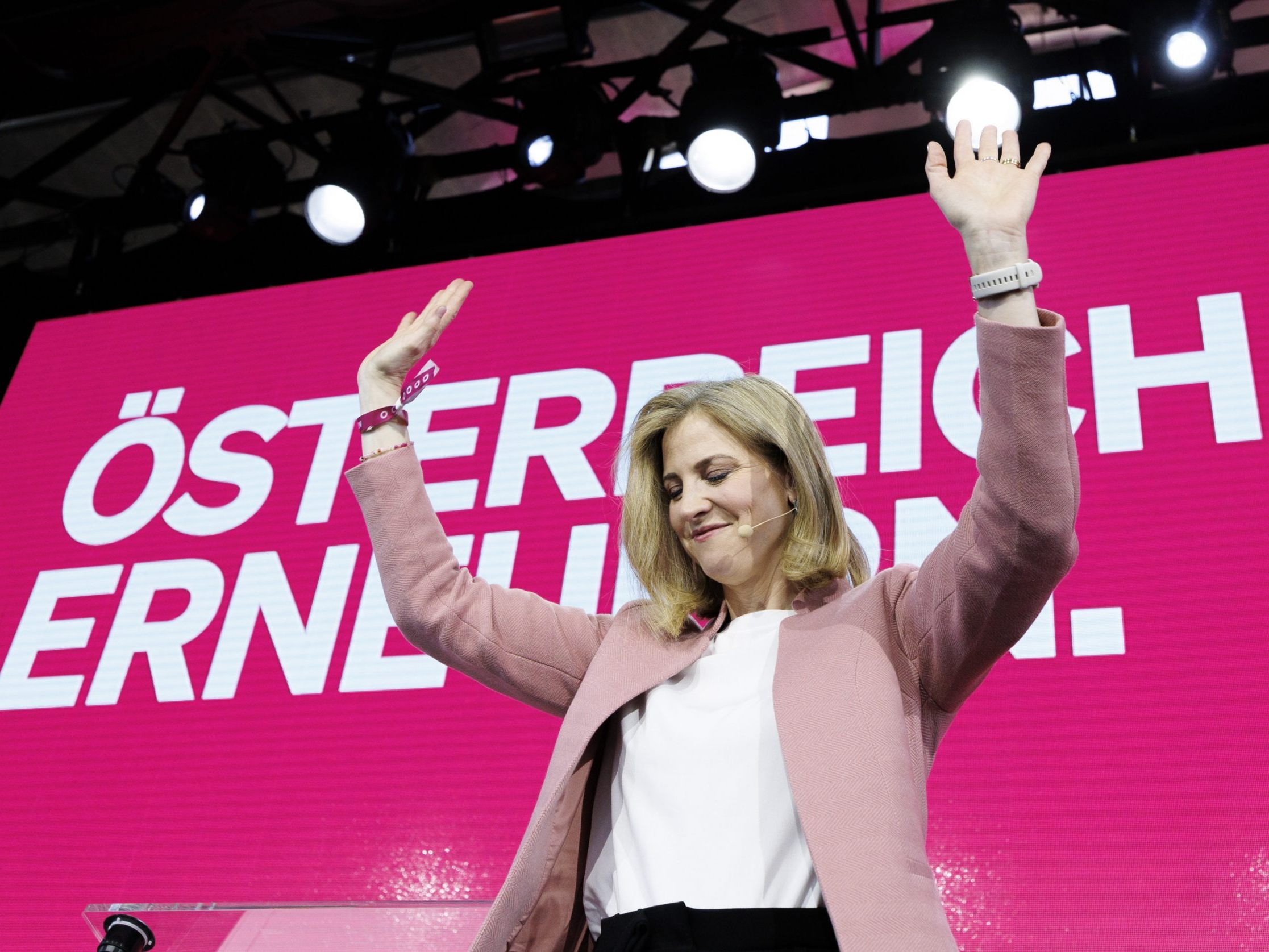 Meinl-Reisinger, die als Außenministerin vorgesehen ist, sprach von einem "historischen Moment" für NEOS und für Österreich.