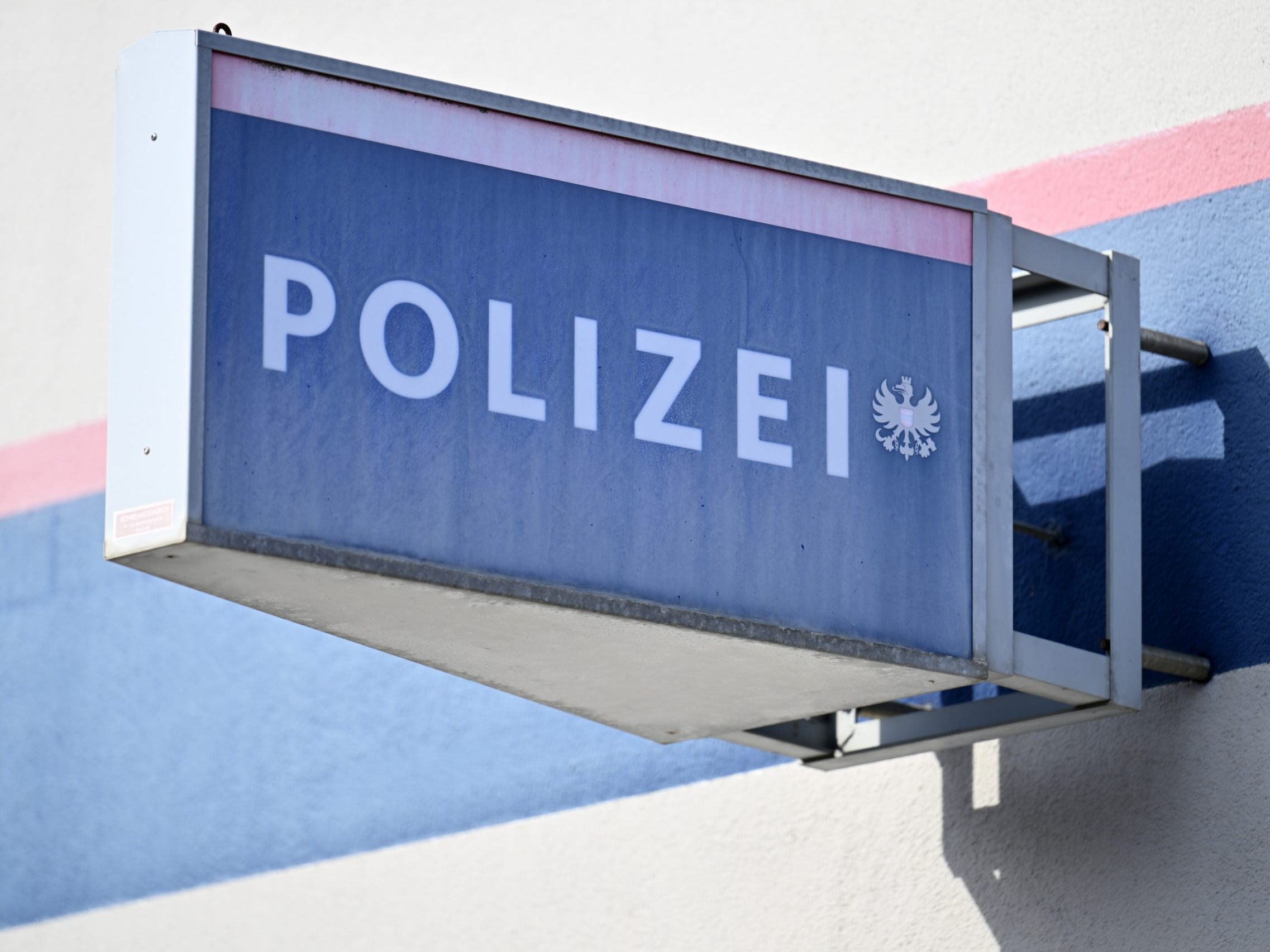 Die Direktion Staatsschutz und Nachrichtendienst (DSN) ermittle noch, bisher konnten die Verdächtigen noch nicht ausgeforscht werden.