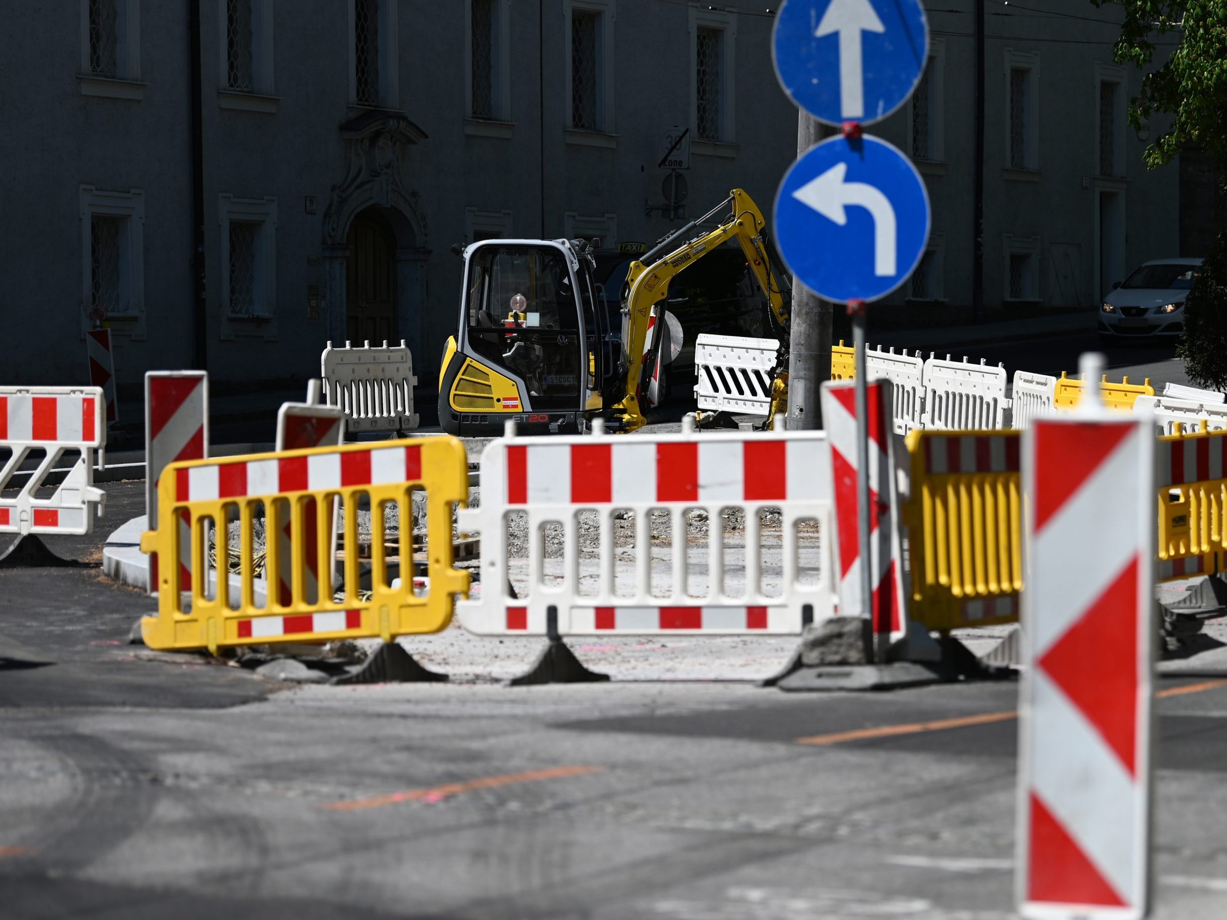 Straßenbauarbeiten im Kreuzungsbereich Schönbrunner Straße/Sankt- Johann-Gasse. Straßenbauarbeiten im Kreuzungsbereich Schönbrunner Straße/Sankt- Johann-Gasse.