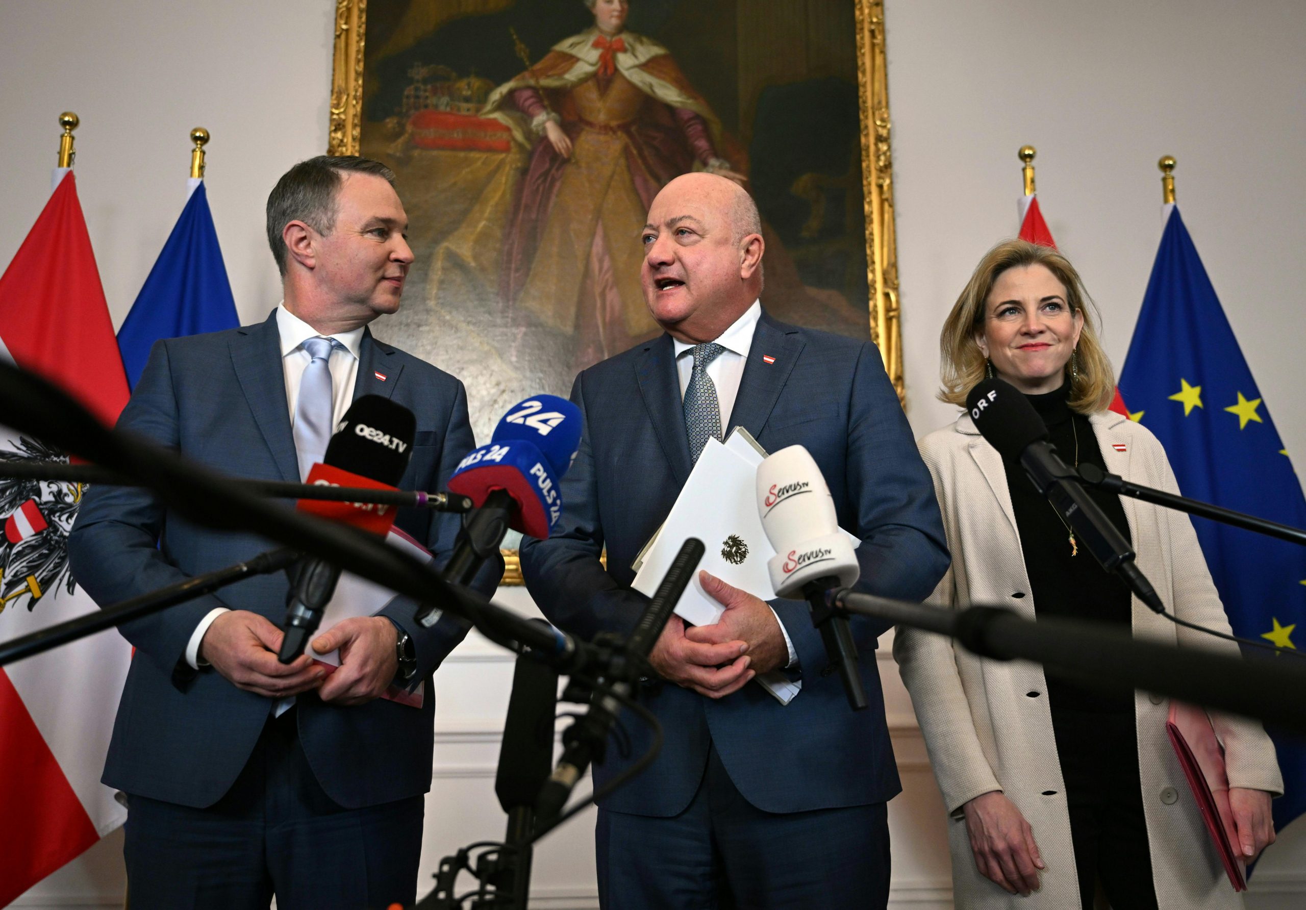 Vizekanzler Andreas Babler (SPÖ), Bundeskanzler Christian Stocker (ÖVP) und Außenministerin Beate Meinl-Reisinger (NEOS) verkündeten nach dem Ministerrat die Beschlüsse. Vizekanzler Andreas Babler (SPÖ), Bundeskanzler Christian Stocker (ÖVP) und Außenministerin Beate Meinl-Reisinger (NEOS) verkündeten nach dem Ministerrat die Beschlüsse.