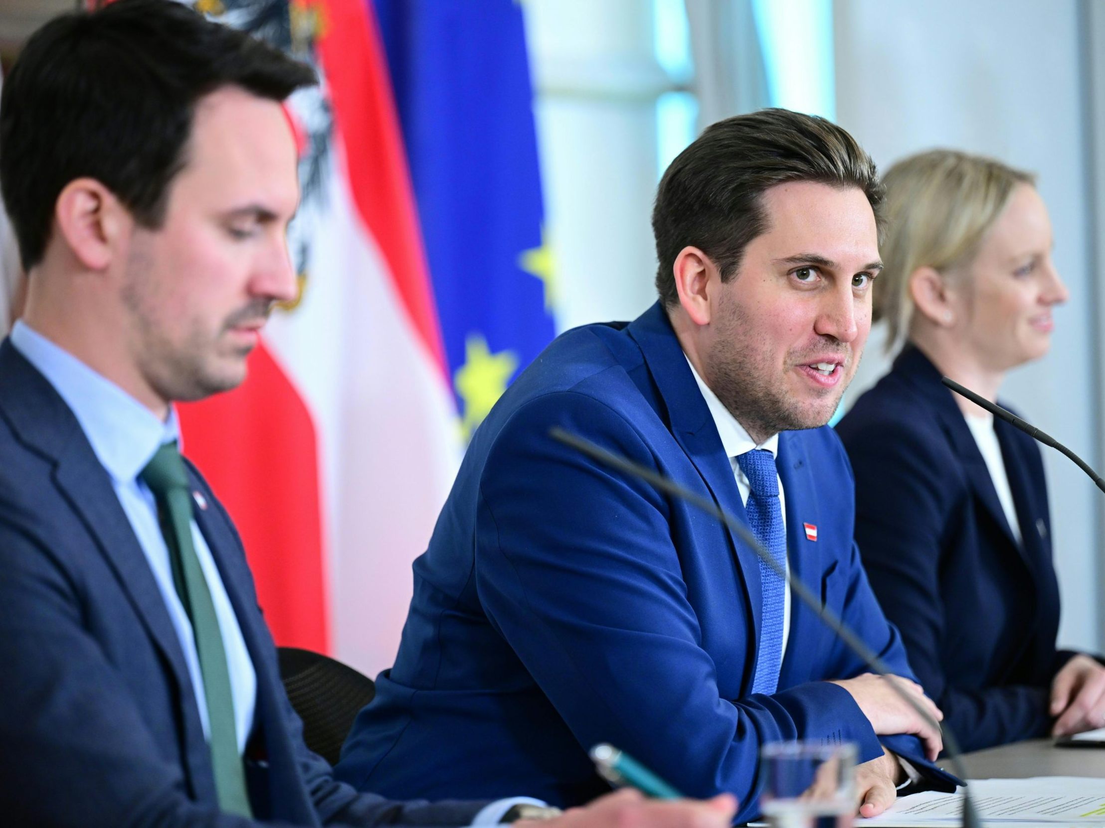 Der erste Ministerrat bringt bereits Beschlüsse. Der erste Ministerrat bringt bereits Beschlüsse.