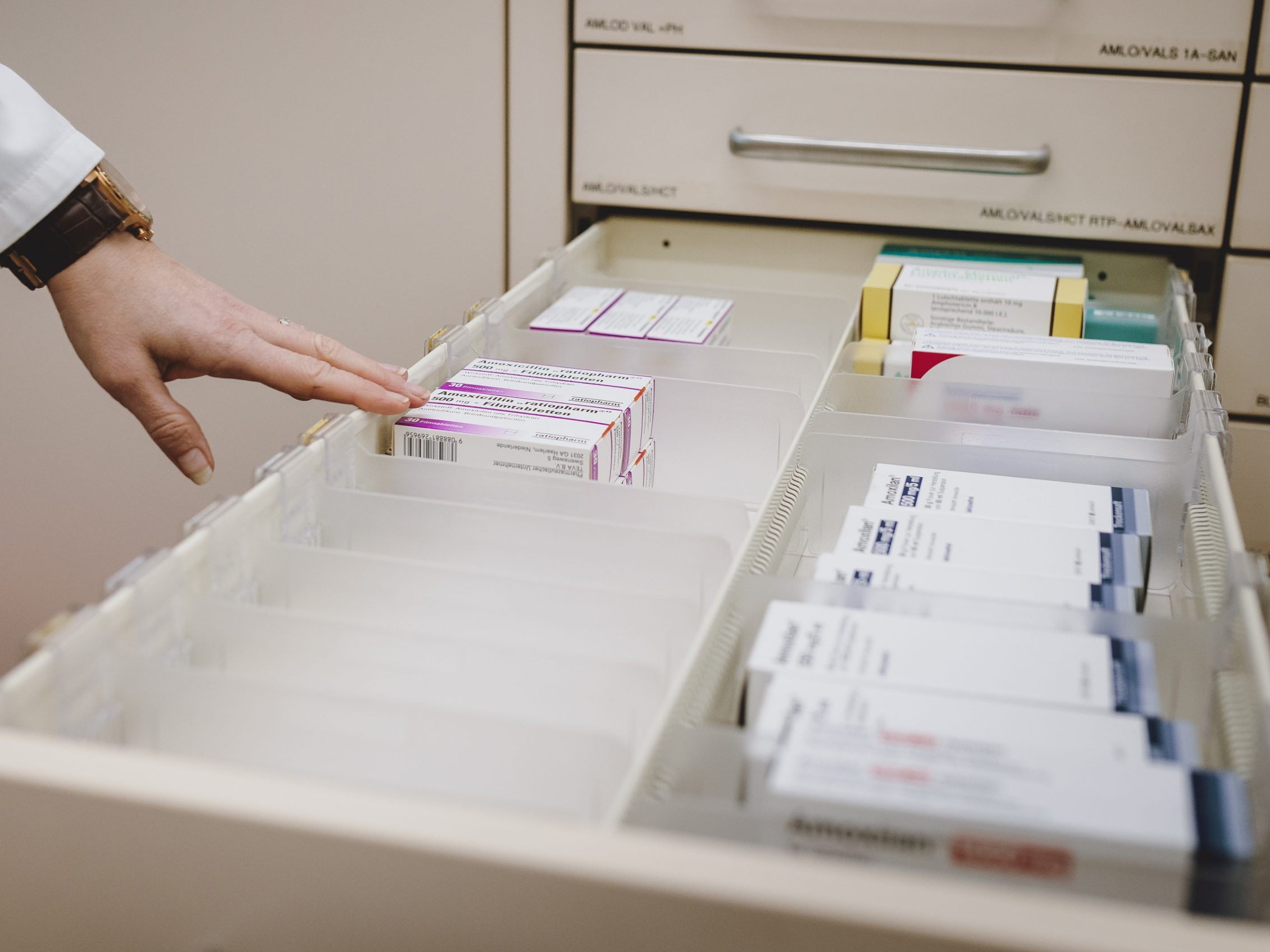 84 Prozent der Apotheker lösten Engpässe durch Eigenherstellung. 84 Prozent der Apotheker lösten Engpässe durch Eigenherstellung.