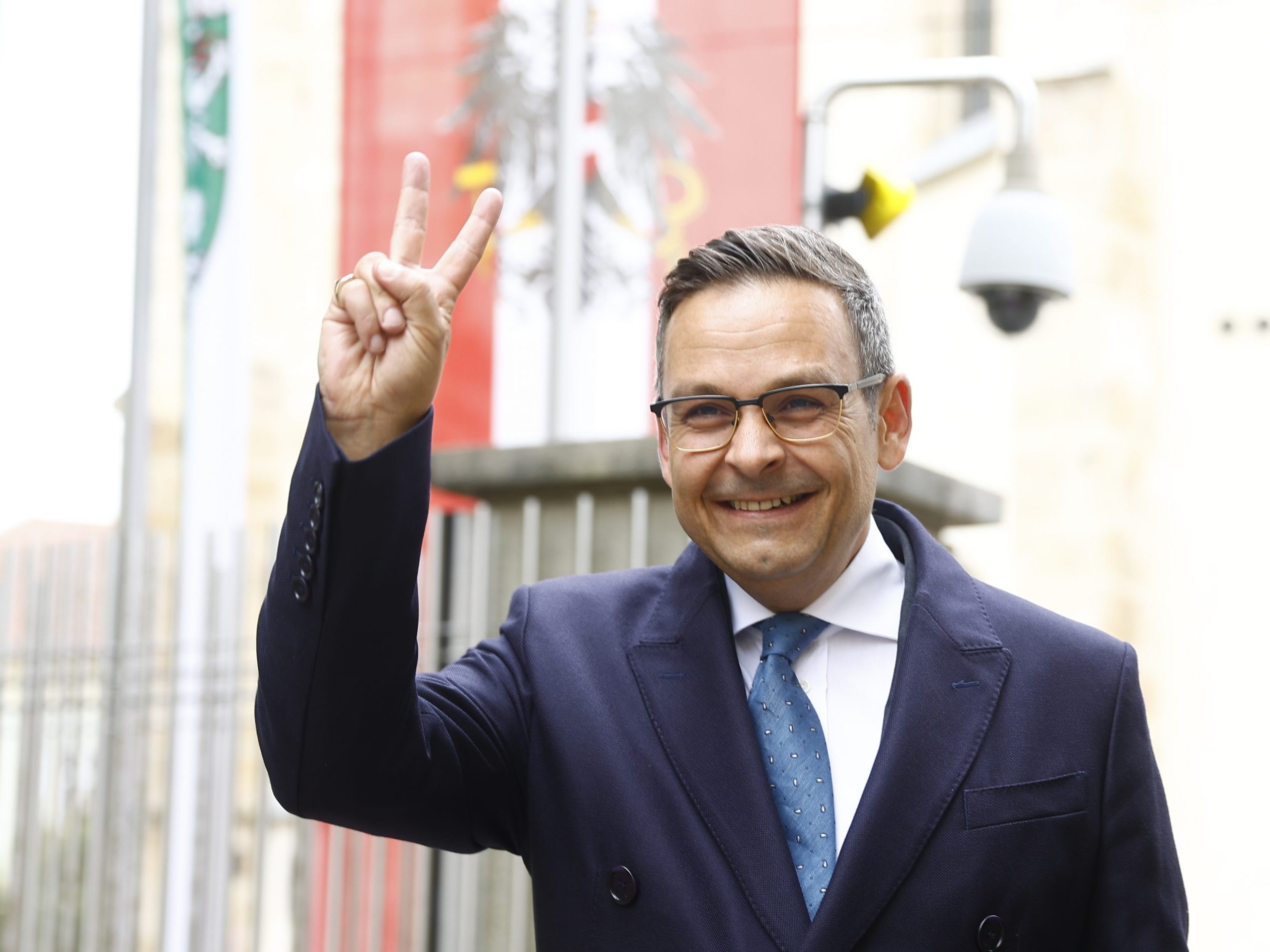Grosz wurde eine Entschädigung in Höhe von 5.000 Euro zugesprochen.