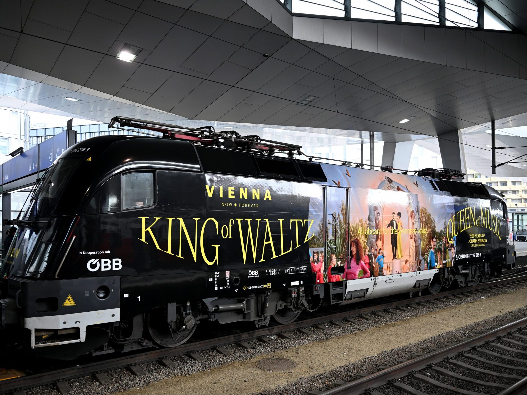 Zum Strauss-Jahr 2025 haben die ÖBB eine Sonderlokomotive auf Schiene gebracht. Zum Strauss-Jahr 2025 haben die ÖBB eine Sonderlokomotive auf Schiene gebracht.