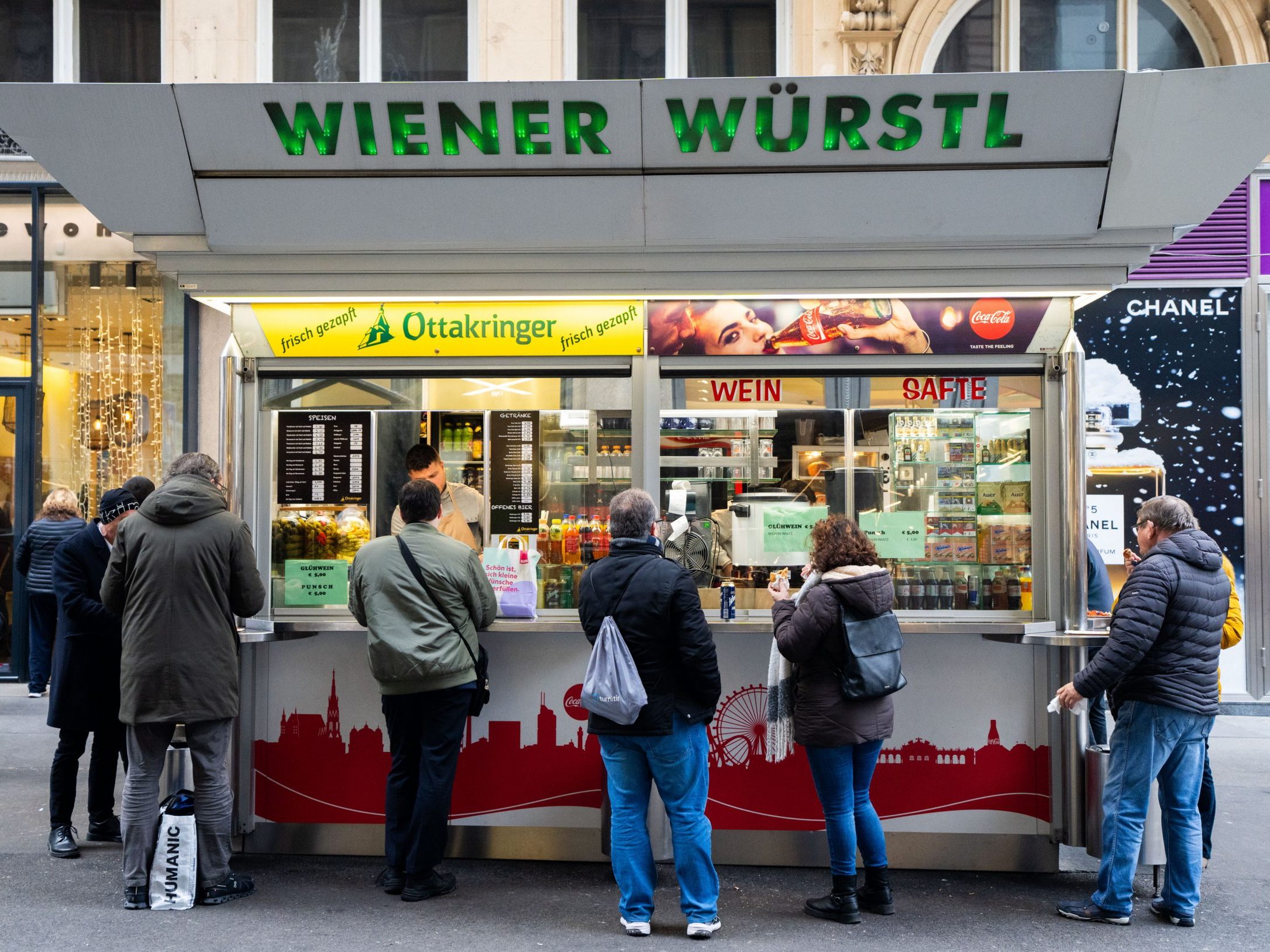 Wiener Würstelstände stehen zunehmend unter Druck.