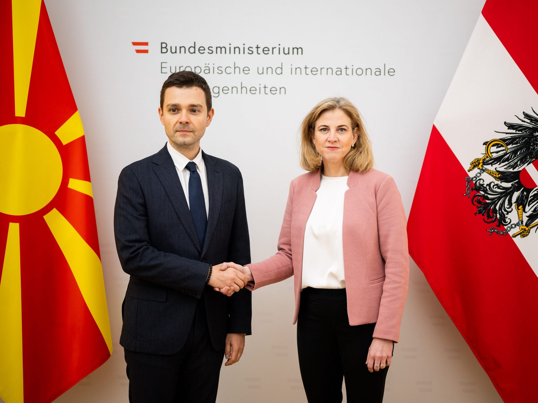 Außenministerin Meinl-Reisinger und der nordmazedonische Außenminister bei einem Besuch am Donnerstag in Wien. Außenministerin Meinl-Reisinger und der nordmazedonische Außenminister bei einem Besuch am Donnerstag in Wien.