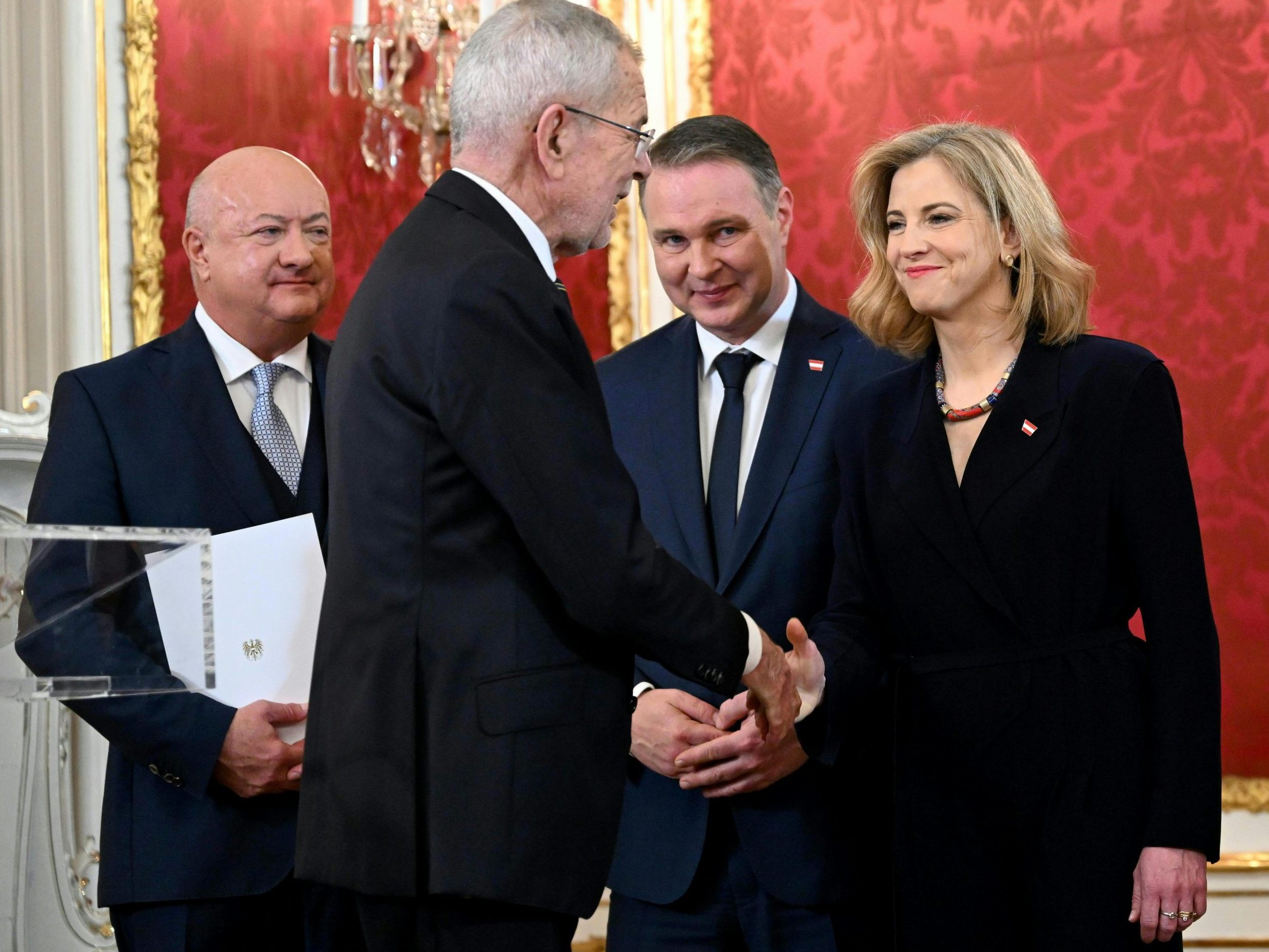 Die Bundesregierung ist nun unter Dach und Fach. Die Bundesregierung ist nun unter Dach und Fach.