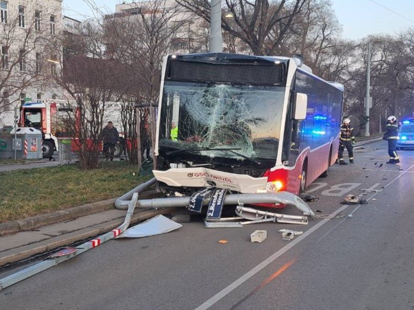 Keine Verletzten bei Unfall mit Bus in Wien-Leopoldstadt.