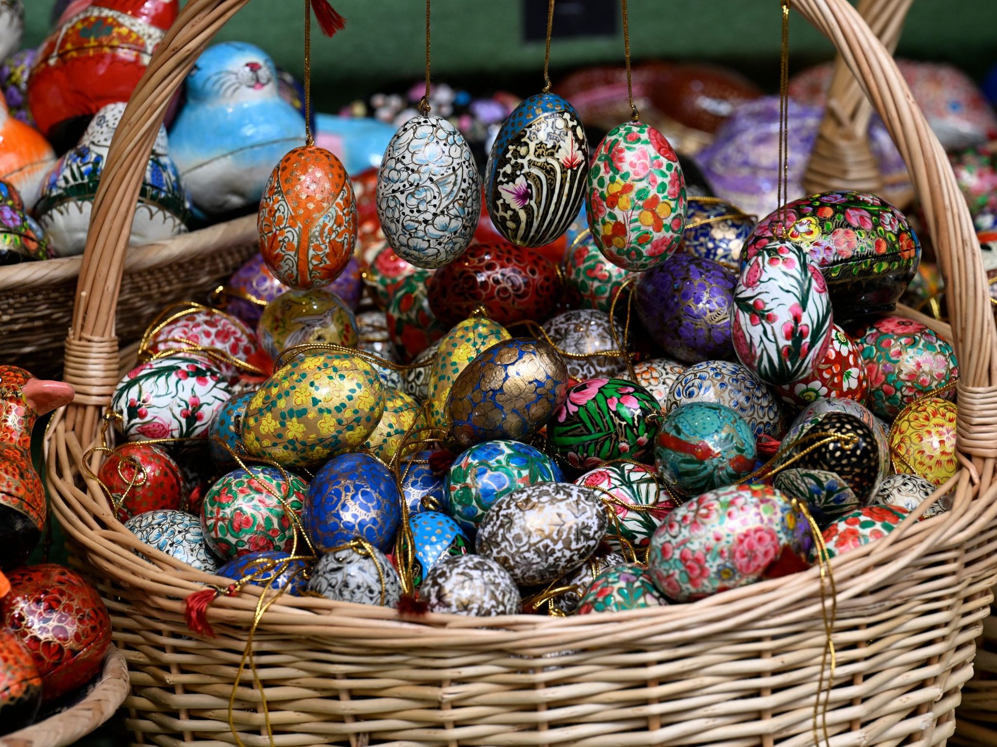 Buntes Treiben am Ostermarkt auf Schloss Hof.