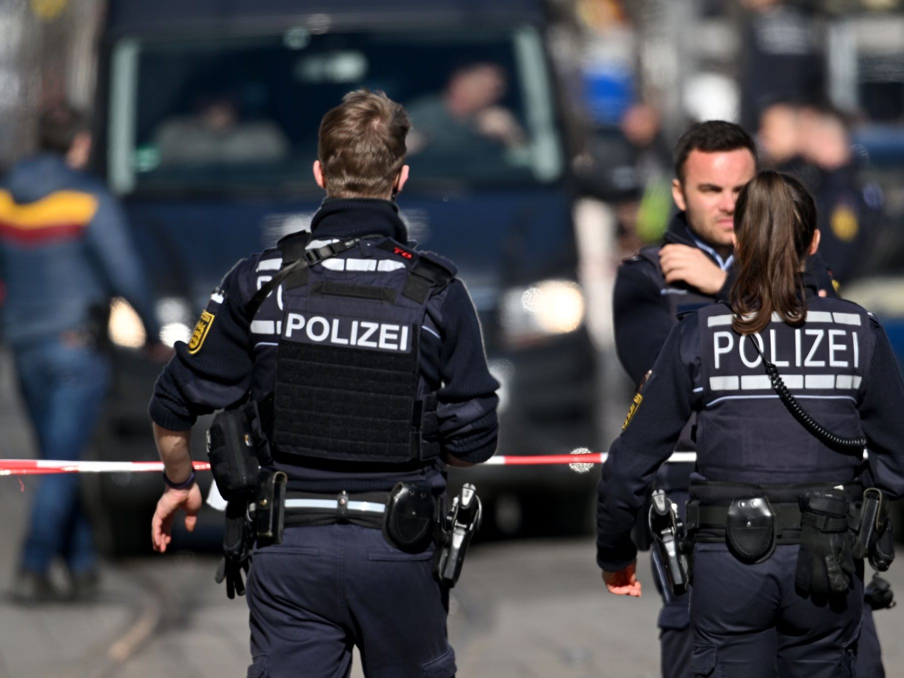 Die deutsche Polizei führte eine Razzia in der Ausländerbehörde in München durch. Die deutsche Polizei führte eine Razzia in der Ausländerbehörde in München durch.
