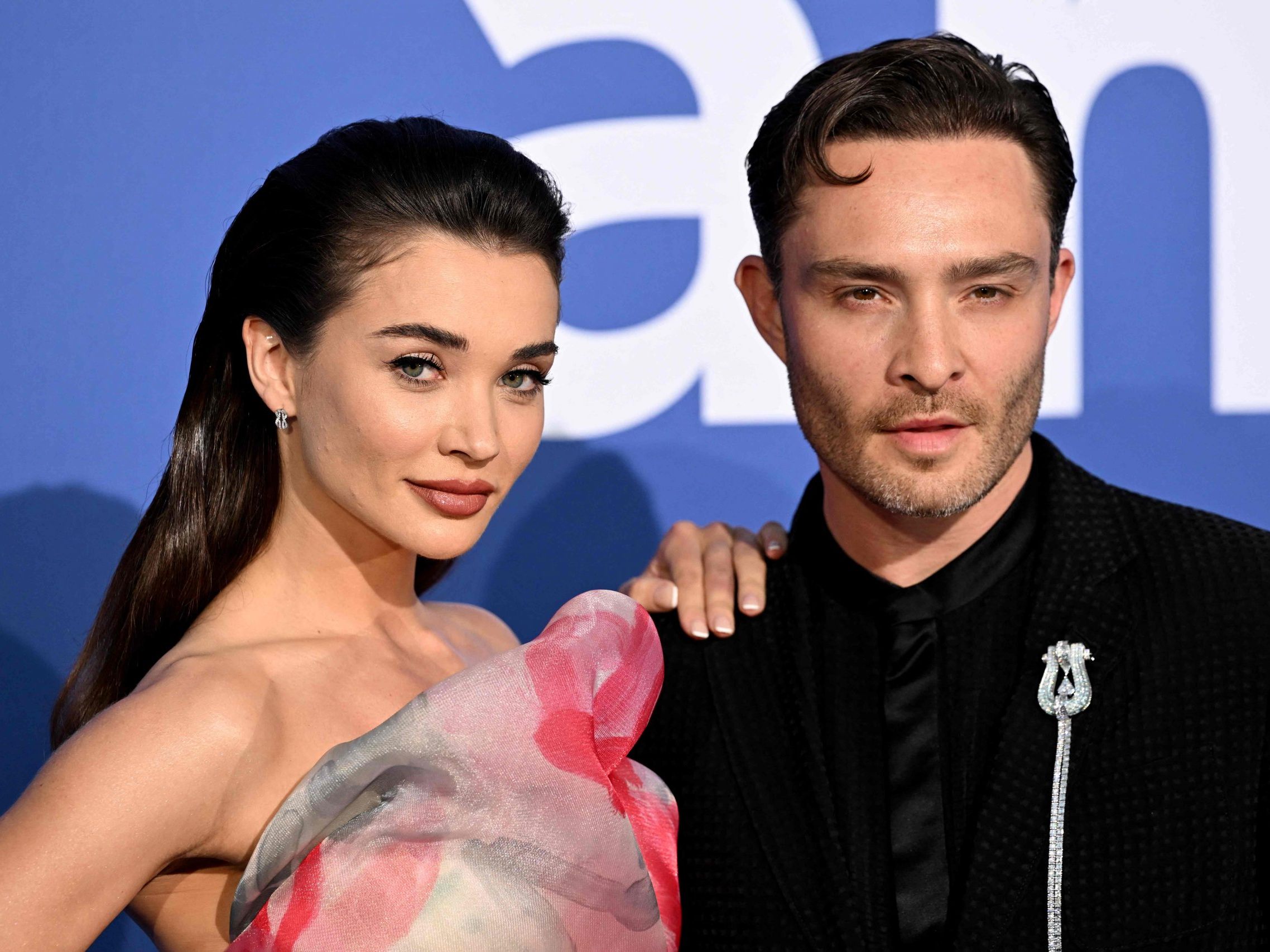 Ed Westwick und Amy Jackson mit ihrem neugeborenen Sohn Oscar: Das Paar teilte das erste Familienfoto auf Instagram.