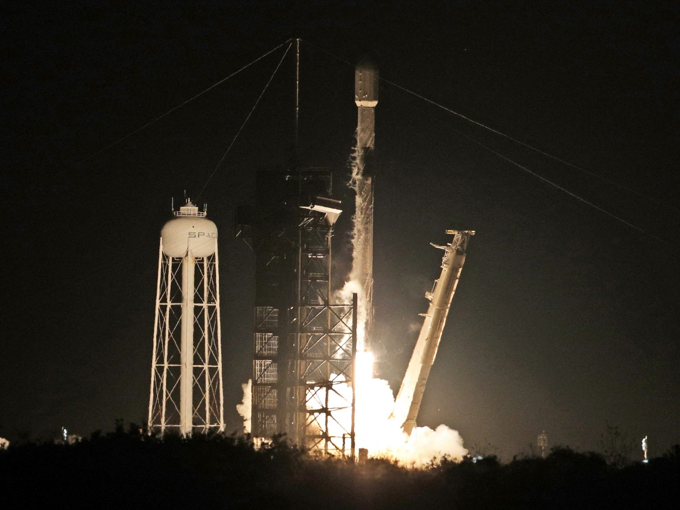 Eine "Falcon 9"-Rakete brachte das NASA-Teleskop "SphereX" ins All. Eine "Falcon 9"-Rakete brachte das NASA-Teleskop "SphereX" ins All.