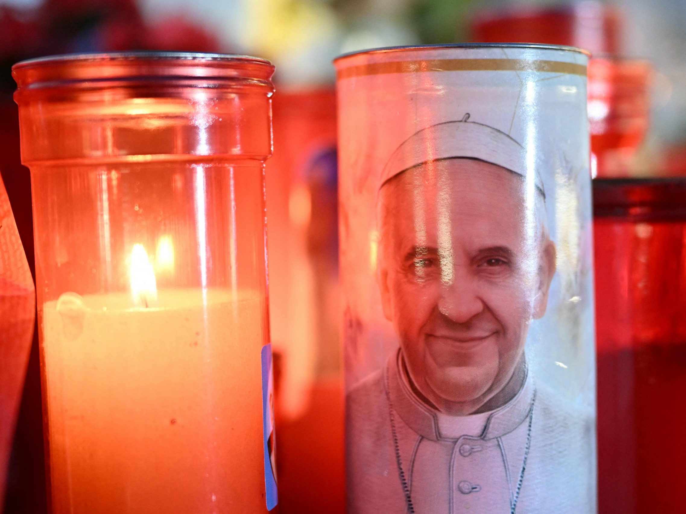 Papst Franziskus erholt sich weiterhin im Krankenhaus.