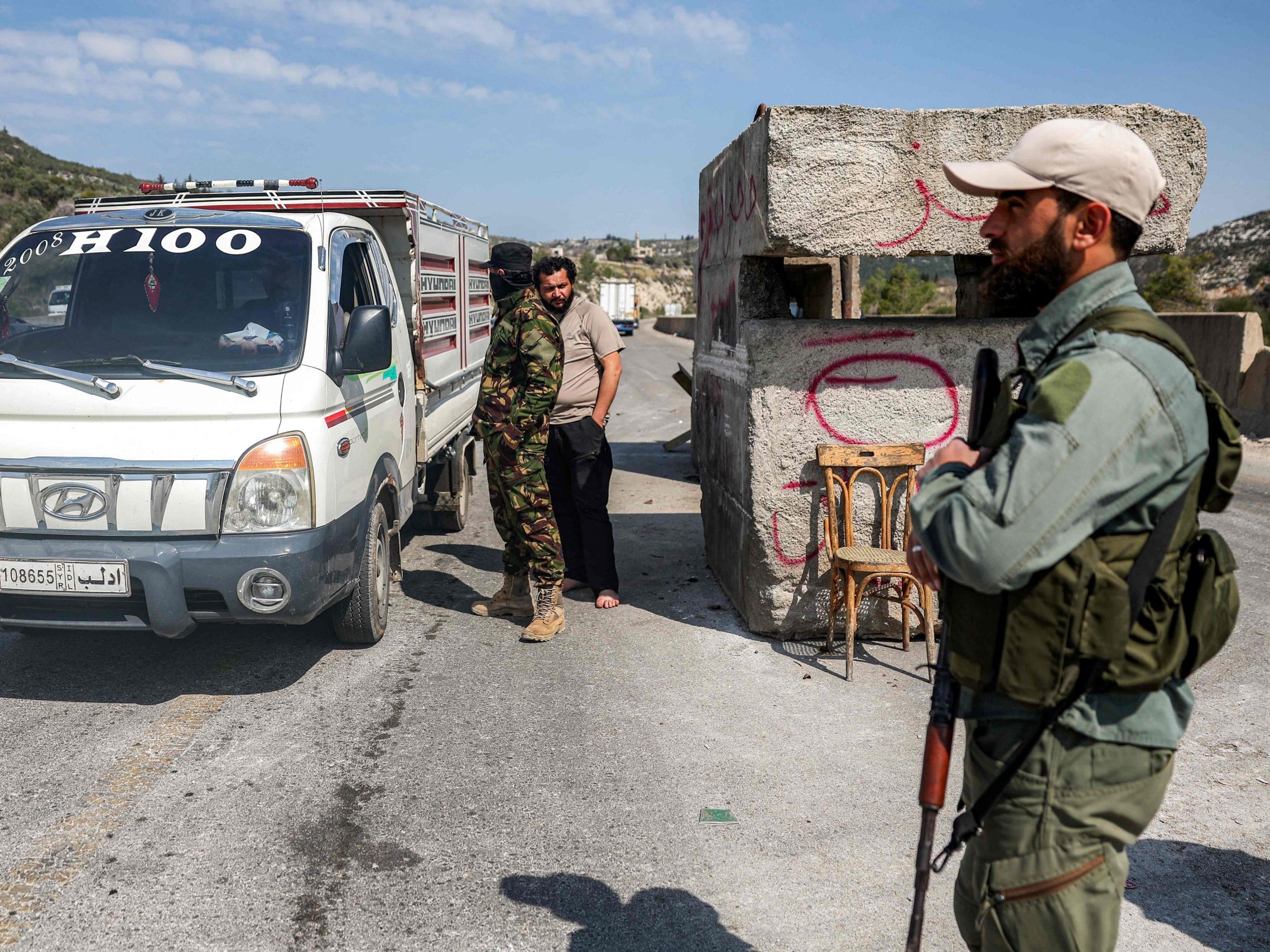 Kräfte der syrischen Übergangsregierung an einer Straßensperre in der Provinz Latakia. Kräfte der syrischen Übergangsregierung an einer Straßensperre in der Provinz Latakia.