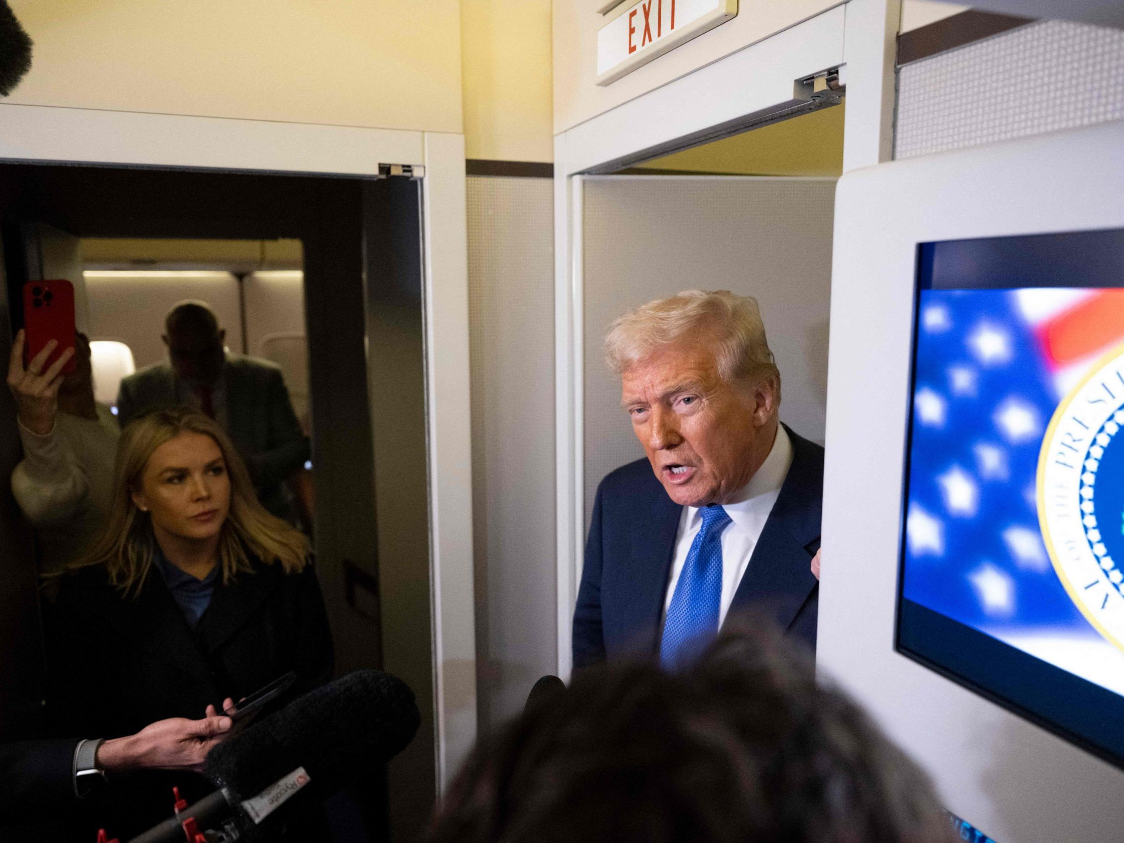 Donald Trump spricht an Bord der Air Force One zu Journalisten.
