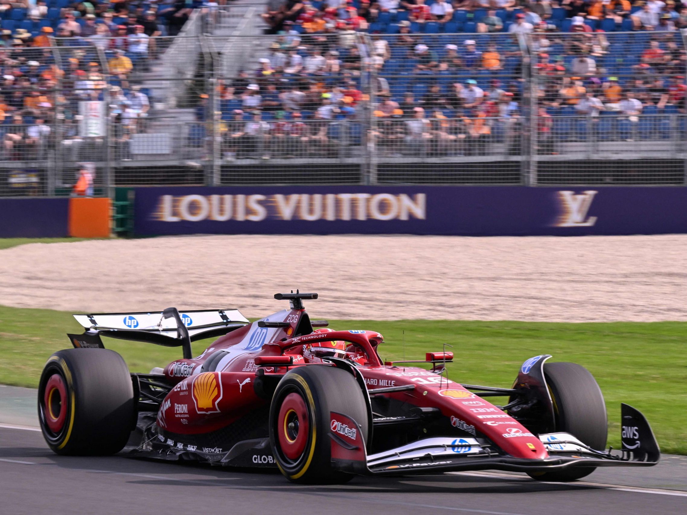 Ferrari-Pilot Charles Leclerc ist zum Auftakt der neuen Formel-1-Saison die erste Trainingsbestzeit am Freitag gefahren.