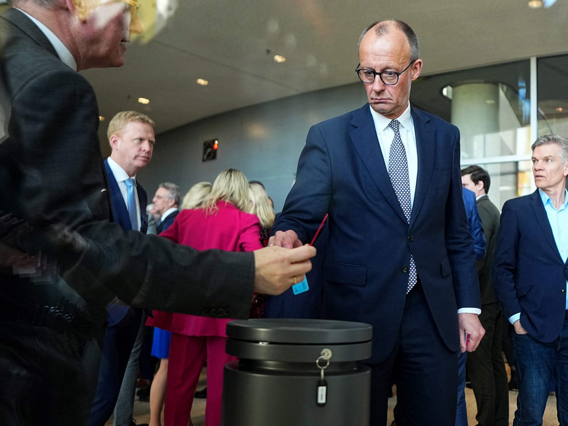 Der mutmaßlich zukünftige deutsche Bundeskanzler Friedrich Merz (CDU) bei der Stimmabgabe zur nötigen Grundgesetzänderung. Der mutmaßlich zukünftige deutsche Bundeskanzler Friedrich Merz (CDU) bei der Stimmabgabe zur nötigen Grundgesetzänderung.