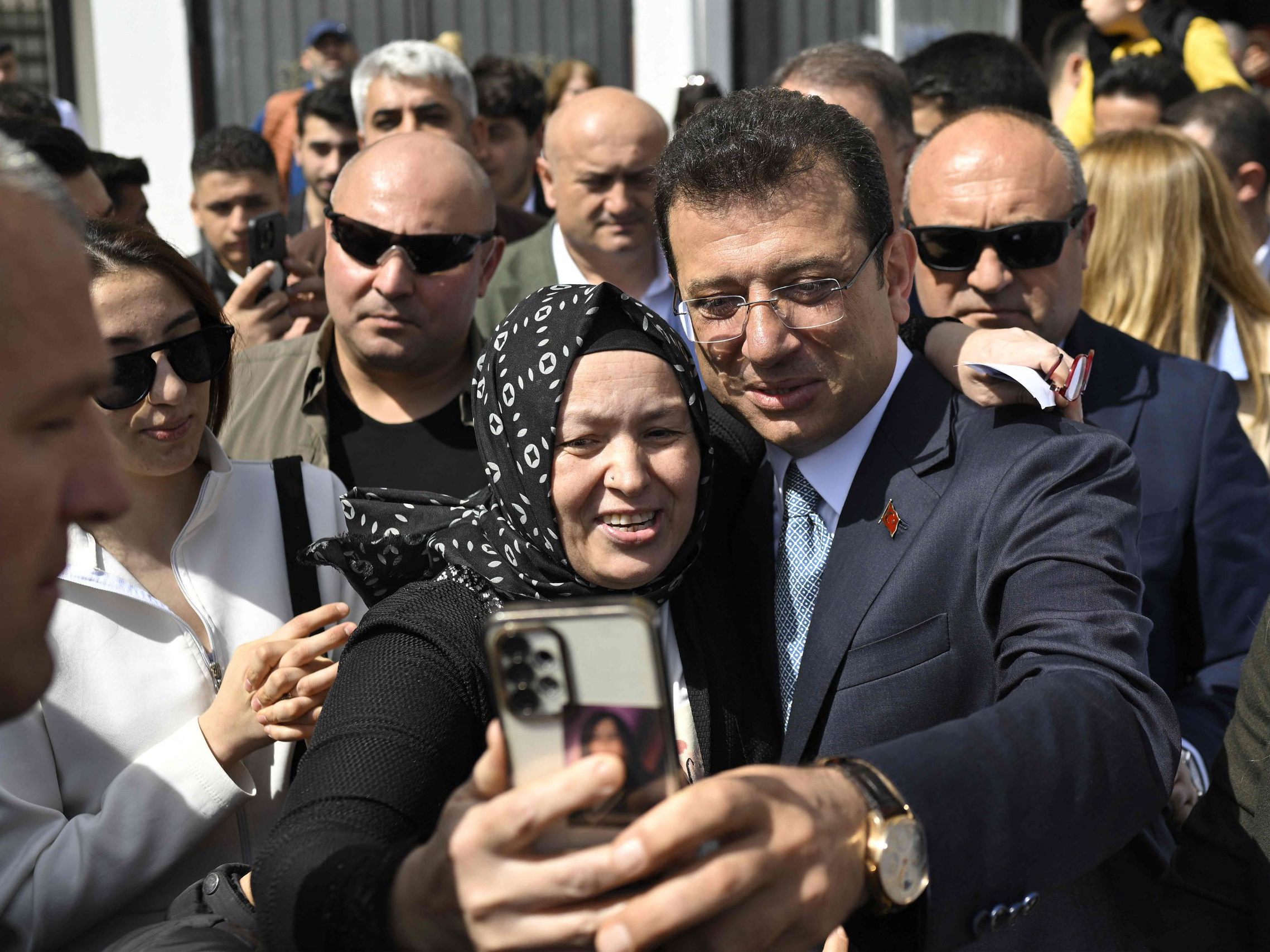 Kurz vor offizieller Kandidatur des Istanbuler Bürgermeisters als oppositioneller Präsidentschaftskandidat wurde Ekrem Imamoğlu festgenommen. Kurz vor offizieller Kandidatur des Istanbuler Bürgermeisters als oppositioneller Präsidentschaftskandidat wurde Ekrem Imamoğlu festgenommen.