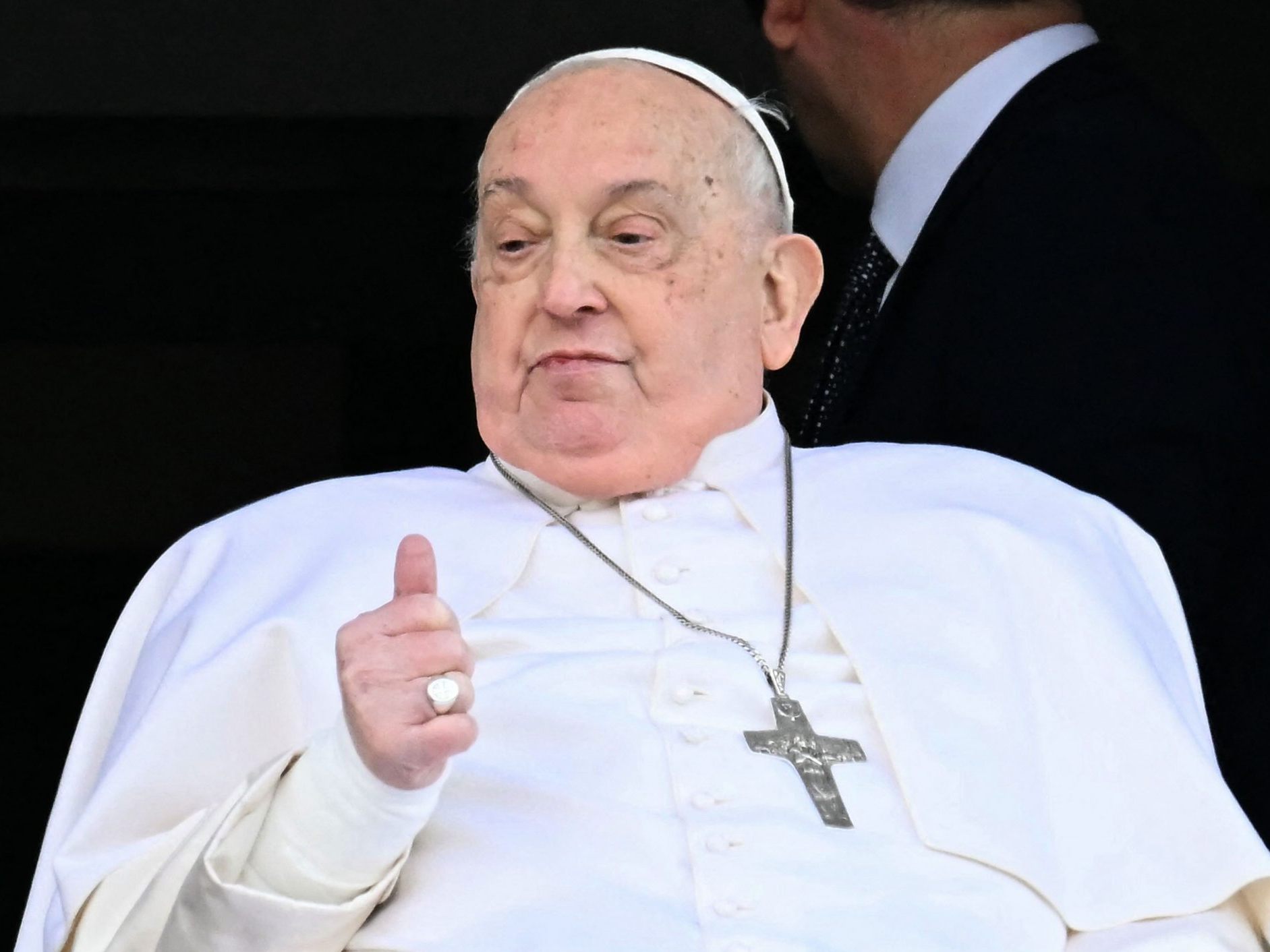 Der Zustand des Papstes bessert sich weiterhin.