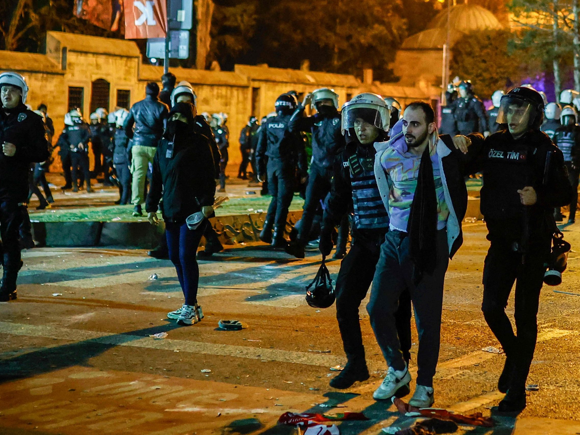 Mehr als 1.100 Menschen sind nach Protesten gegen die Inhaftierung und Absetzung des Istanbuler Bürgermeisters verhaftet worden. Mehr als 1.100 Menschen sind nach Protesten gegen die Inhaftierung und Absetzung des Istanbuler Bürgermeisters verhaftet worden.