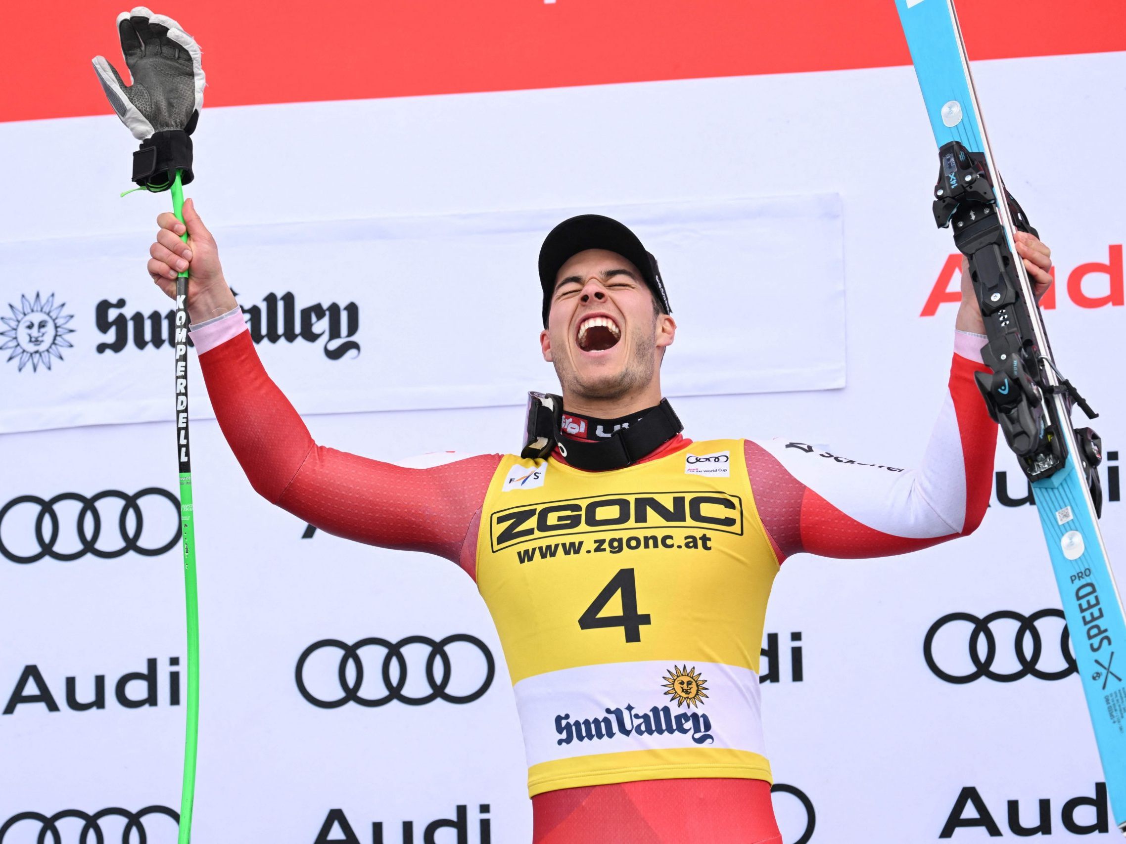Lukas Feurstein jubelt über seinen Premierensieg